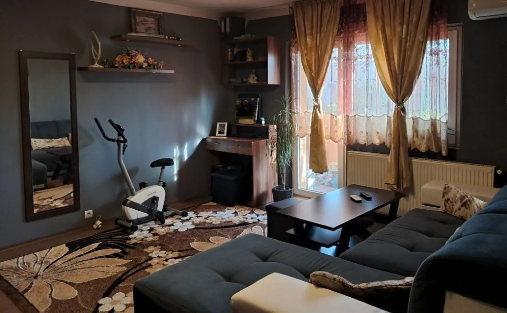 Vand apartament cu 3 camere in micro 16 Satu mare - Îți prezint un apartament cu 3 camere in micro 16, Satu Mare. Proprietatea dispune de balcon, bucătărie separată și scară interioară curata cu vecini extraordinar. Pardoselile sunt acoperite cu parchet, iar tâmplăria este din PVC. Încălzirea se face cu centrală pe gaz, iar apartamentul are aer condiționat pentru confort.
Locuința vine semimobilat și echipată cu
internet și cablu TV
ușă metalică de siguranță
interfon 
geamuri din plastic
67 mp utili
Aer conditionat
Tablou elecric recent schimbat
Acoperis in stare perfecta cu intrare spre pod separat de pe balcon.
Apartamentul se află în cartierul micro 16, aproape de multiple facilități. În apropiere găsești restaurante, cafenele, magazine și școli, precum și parcuri și zone verzi, 
Cu o suprafață utilă de 67mp, acest apartament oferă un spațiu generos și bine compartimentat, living cu aer conditionat , bucatarie spatioasa, 2 dormitoare , baie ,balcon si pod. ( et 4/4 pod separat cu acces din balcon , ideal pentru a transforma o mansarda)
Pretul este in euro , usor negociabil , la cerere poate sa ramane semimobilat .

Dacă această proprietate corespunde nevoilor tale, contactează-mă pentru a programa o vizionare.