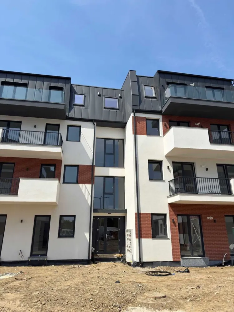 BRASADAS vinde ap 3 cam semi-finisate 1,2,3 camere NOI. - Agenția imobiliara BRASADAS vinde apartamente semi-finisate de vânzare în Satu Mare, drumul Careiului | 1, 2, 3 camere și penthouse | 40 – 70 mp | .

Ideale pentru locuit sau investiție!
Proiectul oferă locuințe bine compartimentate, într-o zonă liniștită.

Suprafață utilă: de la 40 mp până la 70 mp
Compartimentări disponibile: 1, 2, 3 camere și penthouse
Balcoanele sub 10mp incluse in pret
Loc de parcare inclus în preț

Apartamente semi-finisate
Încălzire în pardoseală / centrală proprie

Clădire nouă, structură din beton armat, caramidă, tencuiala, 3 straturi de glet si zugravit in alb, instalații electrice, instalații sanitare, Izolație termică de 15 cm

Geamuri cu sticlă tripan și tâmplărie PVC cu 5 sau 6 camere
Predare: 2026, Decembrie
Prețuri incepand de la: 1.250 € + TVA / mp
Acces de pe Drumul Careiului – Satu Mare, in apropiere de ATAC, Dedeman și KFC, cu acces facil către magazine, restaurante, spitale și transport public.

Transparență și încredere Halmi Building:
Spre deosebire de alți dezvoltatori imobiliari, oferim posibilitatea de a viziona personal calitatea lucrărilor direct din șantier, pentru ca viitorii proprietari să vadă exact nivelul de execuție și atenția la detalii pe care o garantăm.
