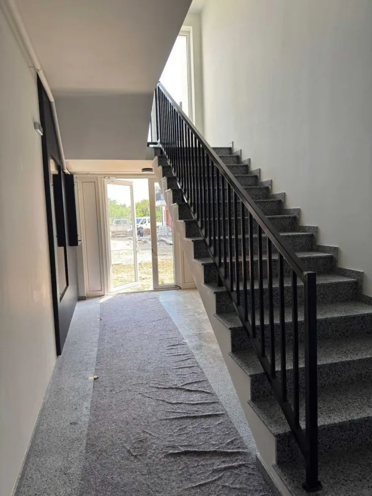 BRASADAS vinde ap 3 cam semi-finisate 1,2,3 camere NOI. - Agenția imobiliara BRASADAS vinde apartamente semi-finisate de vânzare în Satu Mare, drumul Careiului | 1, 2, 3 camere și penthouse | 40 – 70 mp | .

Ideale pentru locuit sau investiție!
Proiectul oferă locuințe bine compartimentate, într-o zonă liniștită.

Suprafață utilă: de la 40 mp până la 70 mp
Compartimentări disponibile: 1, 2, 3 camere și penthouse
Balcoanele sub 10mp incluse in pret
Loc de parcare inclus în preț

Apartamente semi-finisate
Încălzire în pardoseală / centrală proprie

Clădire nouă, structură din beton armat, caramidă, tencuiala, 3 straturi de glet si zugravit in alb, instalații electrice, instalații sanitare, Izolație termică de 15 cm

Geamuri cu sticlă tripan și tâmplărie PVC cu 5 sau 6 camere
Predare: 2026, Decembrie
Prețuri incepand de la: 1.250 € + TVA / mp
Acces de pe Drumul Careiului – Satu Mare, in apropiere de ATAC, Dedeman și KFC, cu acces facil către magazine, restaurante, spitale și transport public.

Transparență și încredere Halmi Building:
Spre deosebire de alți dezvoltatori imobiliari, oferim posibilitatea de a viziona personal calitatea lucrărilor direct din șantier, pentru ca viitorii proprietari să vadă exact nivelul de execuție și atenția la detalii pe care o garantăm.