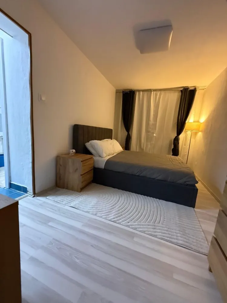 BRASADAS vinde garsonieră in Micro 14 Neajlov etaj 1/4 confort 1. - Agenția imobiliara BRASADAS vinde garsoniera confort 1 mobilata si utilata complet, la etajul 1/4 in Micro 14 Satu Mare.

Bucatarie echipata aragaz cuptor frigider masina de spalat
masa scaune cuier, camera mobilata complet pat saltea sifonier 2 comode, birou scaun, perdele incluse.

Mutare imediata fara investitii suplimentare, aproape de Lidl si Penny
scoli si gradinita in zona, parc si spatii verzi, transport in comun la cateva minute

Www.brasadas.com.