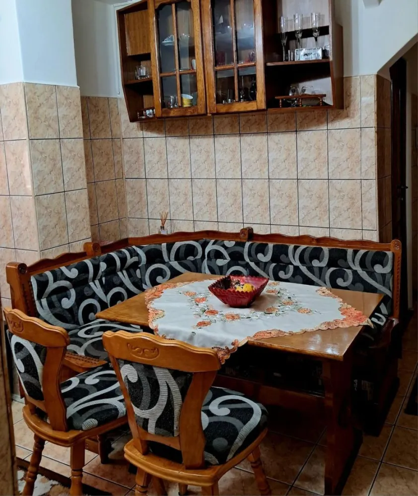 Vand apartament cu 3 camere in micro 16 Satu mare - Îți prezint un apartament cu 3 camere in micro 16, Satu Mare. Proprietatea dispune de balcon, bucătărie separată și scară interioară curata cu vecini extraordinar. Pardoselile sunt acoperite cu parchet, iar tâmplăria este din PVC. Încălzirea se face cu centrală pe gaz, iar apartamentul are aer condiționat pentru confort.
Locuința vine semimobilat și echipată cu
internet și cablu TV
ușă metalică de siguranță
interfon 
geamuri din plastic
67 mp utili
Aer conditionat
Tablou elecric recent schimbat
Acoperis in stare perfecta cu intrare spre pod separat de pe balcon.
Apartamentul se află în cartierul micro 16, aproape de multiple facilități. În apropiere găsești restaurante, cafenele, magazine și școli, precum și parcuri și zone verzi, 
Cu o suprafață utilă de 67mp, acest apartament oferă un spațiu generos și bine compartimentat, living cu aer conditionat , bucatarie spatioasa, 2 dormitoare , baie ,balcon si pod. ( et 4/4 pod separat cu acces din balcon , ideal pentru a transforma o mansarda)
Pretul este in euro , usor negociabil , la cerere poate sa ramane semimobilat .

Dacă această proprietate corespunde nevoilor tale, contactează-mă pentru a programa o vizionare.