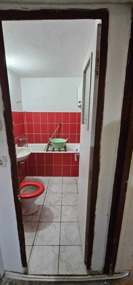 BRASADAS vinde ap 2 cam Carpati2 etaj 4/4. - Agentia imobiliara BRASADAS vinde apartament cu 2 camere în cartierul Carpați 2 str Fantanele, cartier bun, zona aproape de scoala, autobus si magazine,direct de la proprietar, fără intermediar.

Apartamentul are o suprafață utilă de 51,81 mp și este compartimentat astfel: 2 camere, bucătărie, hol, cămară, baie și 2 balcoane. 

Este situat la etajul 4/4, într-un bloc din 1990. 
Apartamentul este poziționat pe mijloc, fiind practic izolat termic, cu un singur perete exterior.

Dotări: centrală termică, geamuri termopan.
Www.brasadas.com.
