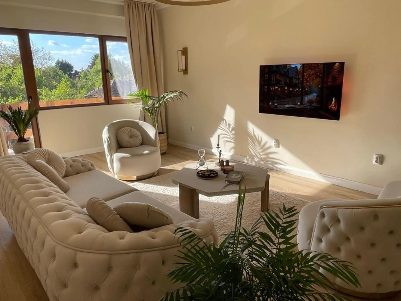 BRASADAS vinde ap 3 cam in casa in asociatie, semicentral. - Agentia inobiliara BRASADAS vinde apartament semicentral în casă în asociație cu doar 4 apartamente în construcție solidă ( 3 camere decomandate) situat la etajul 1/2.
Apartamentul cu suprafața utilă de 81mp este compus din 3 camere decomandate:1 living, un dormitor mare, un dormitor mic, bucătărie, baie, balcon.
În plus dispune de garaj, boxă beci și 
cota parte din grădină.
Casa este construită din cărămidă, fundație înaltă din beton, încălzire prin calorifere cu centrală proprie, instalație electrică nouă, geamuri termopan, aparat de aer condiționat, cuptor, plită, hotă, frigider, mașină de spălat rufe, mașină de spălat vase. 
Se vinde mobilat complet.
Www.brasadas.com.