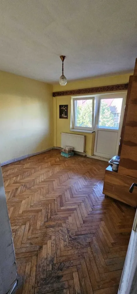 BRASADAS vinde ap 2 cam Carpati2 etaj 4/4. - Agentia imobiliara BRASADAS vinde apartament cu 2 camere în cartierul Carpați 2 str Fantanele, cartier bun, zona aproape de scoala, autobus si magazine,direct de la proprietar, fără intermediar.

Apartamentul are o suprafață utilă de 51,81 mp și este compartimentat astfel: 2 camere, bucătărie, hol, cămară, baie și 2 balcoane. 

Este situat la etajul 4/4, într-un bloc din 1990. 
Apartamentul este poziționat pe mijloc, fiind practic izolat termic, cu un singur perete exterior.

Dotări: centrală termică, geamuri termopan.
Www.brasadas.com.