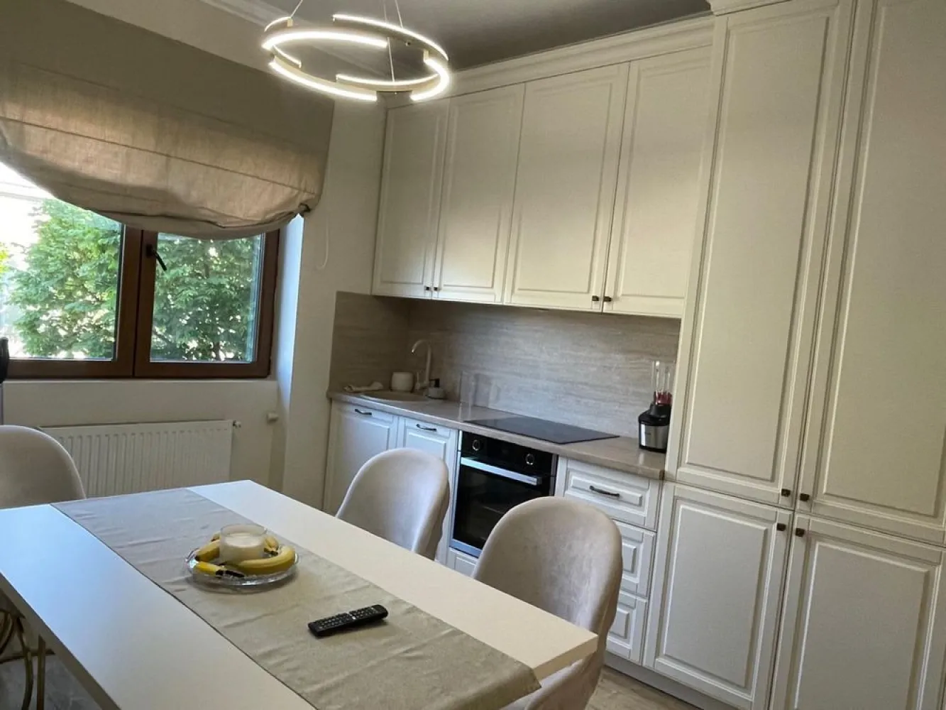 BRASADAS vinde ap 3 cam in casa in asociatie, semicentral. - Agentia inobiliara BRASADAS vinde apartament semicentral în casă în asociație cu doar 4 apartamente în construcție solidă ( 3 camere decomandate) situat la etajul 1/2.
Apartamentul cu suprafața utilă de 81mp este compus din 3 camere decomandate:1 living, un dormitor mare, un dormitor mic, bucătărie, baie, balcon.
În plus dispune de garaj, boxă beci și 
cota parte din grădină.
Casa este construită din cărămidă, fundație înaltă din beton, încălzire prin calorifere cu centrală proprie, instalație electrică nouă, geamuri termopan, aparat de aer condiționat, cuptor, plită, hotă, frigider, mașină de spălat rufe, mașină de spălat vase. 
Se vinde mobilat complet.
Www.brasadas.com.