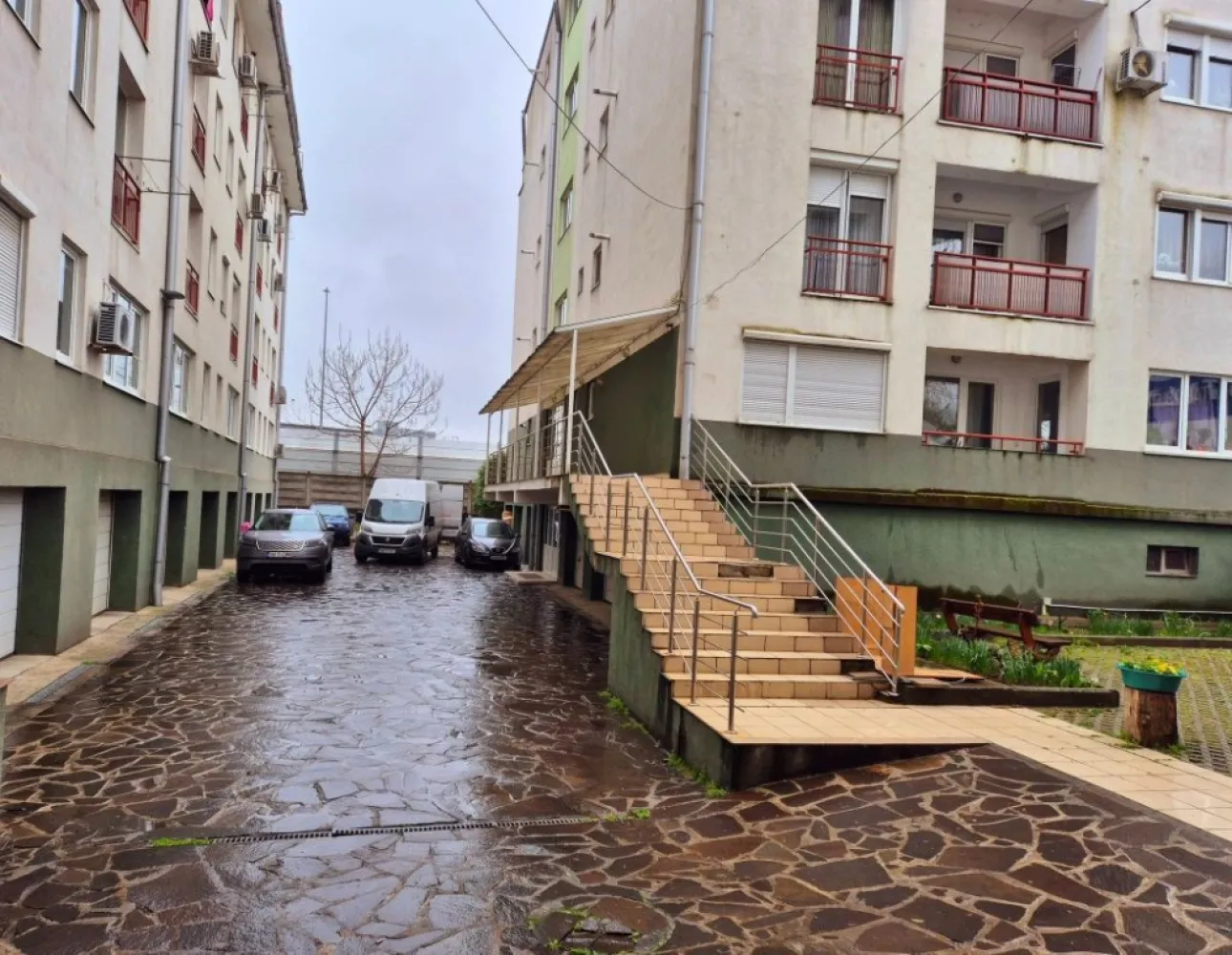 BRASADAS vinde ap 1 cam + boxă beci + garaj etaj 1 Central. - BRASADAS vinde apartament cu o cameră + garaj + boxă pe strada Corvinilor, lângă Kaufland/Media Galaxy. 
 - suprafață apartament - 46 mp 
 - boxă beci - 4 mp 
 - garaj, ușă acționată cu telecomandă - 20 mp 
 - curte interioară privată cu control acces și supraveghere video 
 - lift în casa scării 
 - bloc construit în 2007
Apartamentul este situat la etajul 1, are centrală termică în garanție, aer condiționat și plase insecte la toate geamurile.
Www.brasadas.com.
