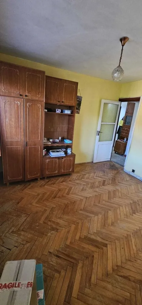 BRASADAS vinde ap 2 cam Carpati2 etaj 4/4. - Agentia imobiliara BRASADAS vinde apartament cu 2 camere în cartierul Carpați 2 str Fantanele, cartier bun, zona aproape de scoala, autobus si magazine,direct de la proprietar, fără intermediar.

Apartamentul are o suprafață utilă de 51,81 mp și este compartimentat astfel: 2 camere, bucătărie, hol, cămară, baie și 2 balcoane. 

Este situat la etajul 4/4, într-un bloc din 1990. 
Apartamentul este poziționat pe mijloc, fiind practic izolat termic, cu un singur perete exterior.

Dotări: centrală termică, geamuri termopan.
Www.brasadas.com.