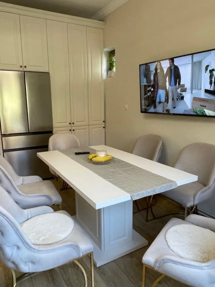 BRASADAS vinde ap 3 cam in casa in asociatie, semicentral. - Agentia inobiliara BRASADAS vinde apartament semicentral în casă în asociație cu doar 4 apartamente în construcție solidă ( 3 camere decomandate) situat la etajul 1/2.
Apartamentul cu suprafața utilă de 81mp este compus din 3 camere decomandate:1 living, un dormitor mare, un dormitor mic, bucătărie, baie, balcon.
În plus dispune de garaj, boxă beci și 
cota parte din grădină.
Casa este construită din cărămidă, fundație înaltă din beton, încălzire prin calorifere cu centrală proprie, instalație electrică nouă, geamuri termopan, aparat de aer condiționat, cuptor, plită, hotă, frigider, mașină de spălat rufe, mașină de spălat vase. 
Se vinde mobilat complet.
Www.brasadas.com.