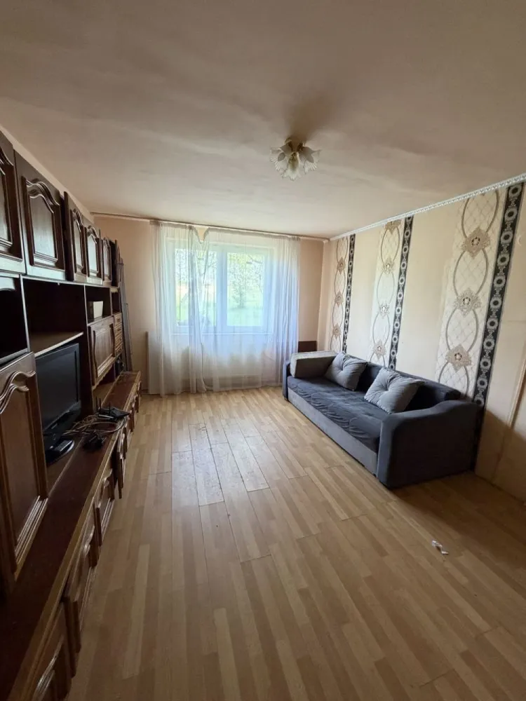 Apartament de vanzare -zona Soarelui - Se vinde apartament cu o cameră situat la parter, pe strada Ostrovului, bloc 8.

 Suprafață: 40 mp
 Compartimentare: decomandat
 Etaj: parter
 Necesită renovare
 Scară curată și liniștită

Ideală pentru locuit sau investiție (închiriere)
Zonă accesibilă
Preț negociabil