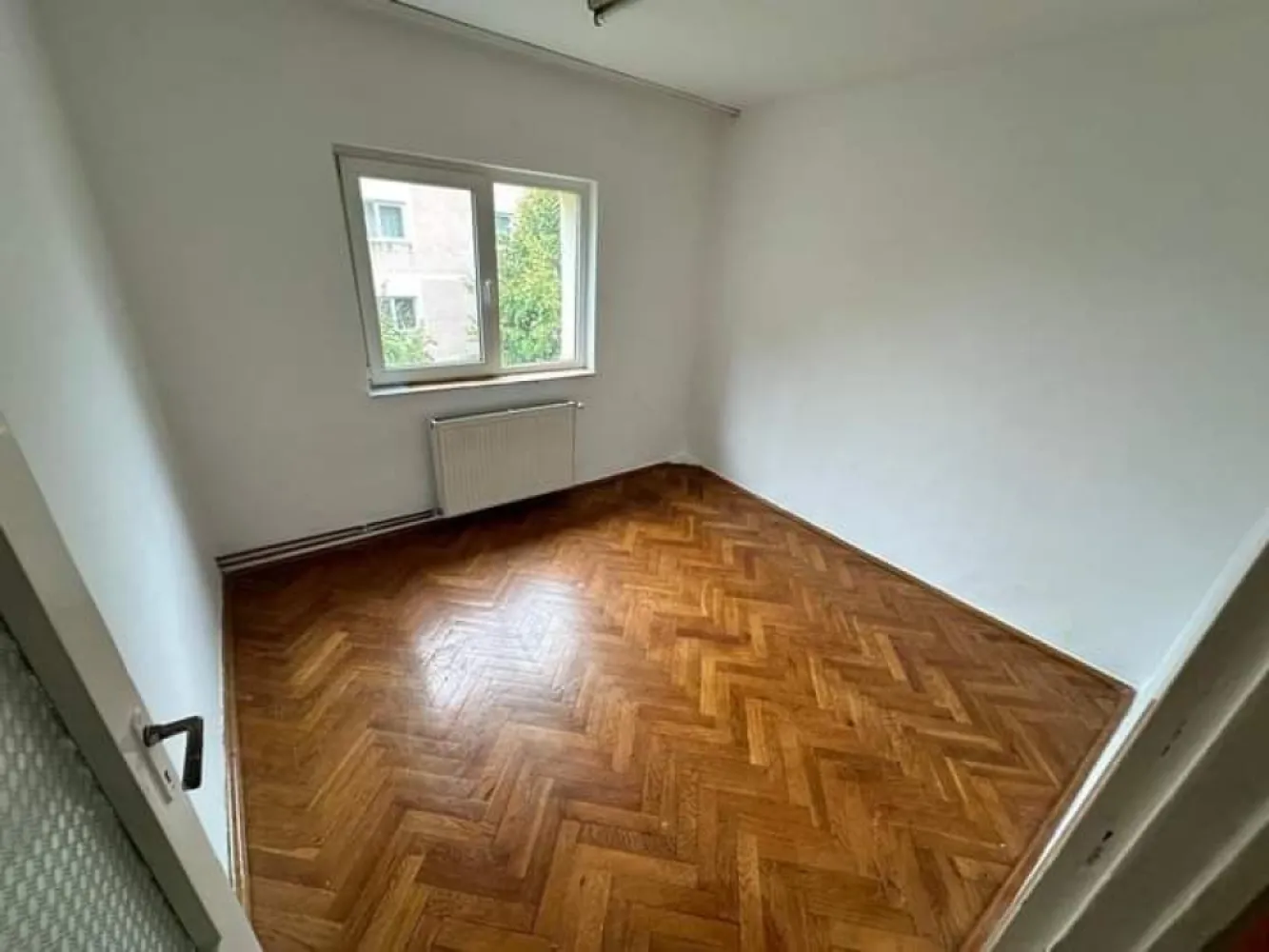 BRASADAS vinde ap 4 cam etaj 3/4 in Micro 16. - Agentia imobiliara BRASADAS vinde apartament cu 4 camere decomandate la etajul 3/4 cu bucatarie spatioaasa, cámara de alimente, doua bai, doua balcoane inchise cu termopan, geamuri termopan la toate camerele, centrala, usa de siguranta.
Www.brasadas.com.