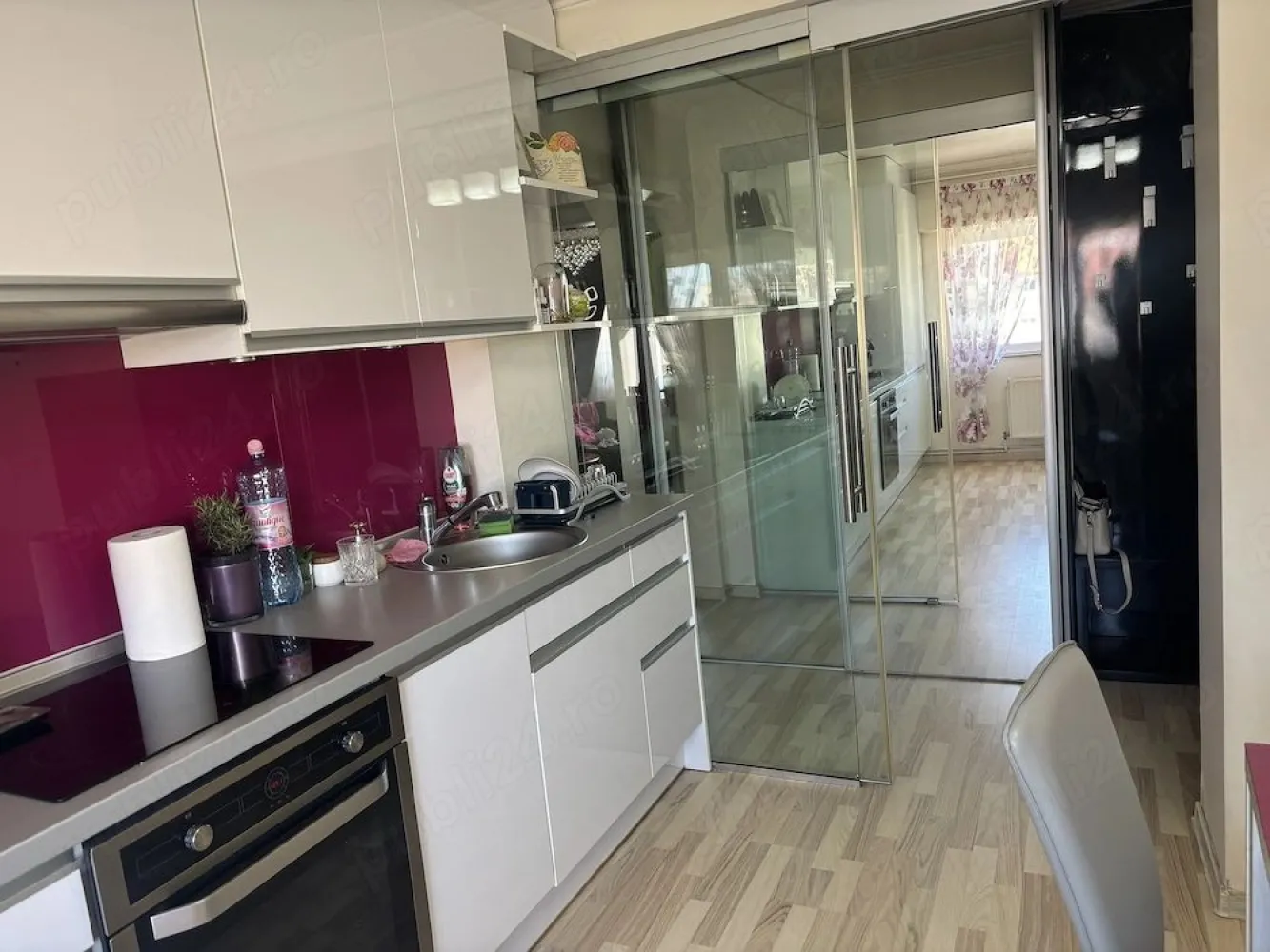 BRASADAS vinde ap 2 cam etaj 4/4 in Carpati 2. - Agentia imobiliara BRASADAS vinde apartament complet mobilat ,utilat electrocasnice incluse ,plita ,cuptor ,masina de spalat ,frigider ,TV ,masina de spalat vase ,centrala noua ,aer conditionat ! 
Perete de sticla despărțitor la bucatarie!
Apartamentul este in Carpați 2 si are suprafata de 58,2 mp.
Apartament decomandat ,compus din bucatarie foarte spatioasa ,hol complet mobilat ,sufragerie complet mobilata ,dormitor complet mobilat ,baie ,balcon ! 
Apartamentul se afla la etajul 4 din 4 ,acoperis nou ,scara curata si foarte linistita !
Parcare privata ,Beci inclus ! 
Www.brasadas.com.