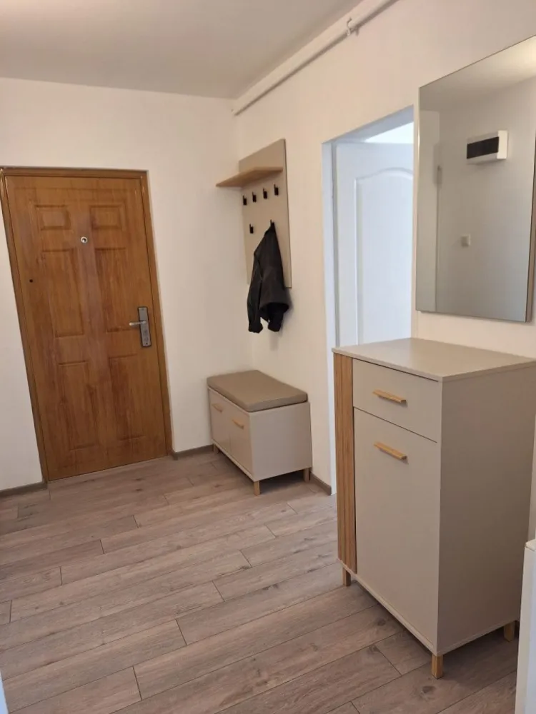 BRASADAS vinde ap cam icro 16 - Agenția imobiliara BRASADAS vinde apartament cu 2 camere decomandate (modificat 2 dormitoare și un living cu bucatarie) situat în mijlocul cartierului Micro 16. Blocul e din beton,izolat in exterior și în interior sub pardoseala. Renovat în totalitate: instalație curent, încălzire, canalizare legat separat ,gresie și faianță, parchet laminat, geamuri termopane, usa de intrare și din interior. Ca dotare mobila hol, baie și bucătărie cu electrocasnice noi( plita,cuptor, hota). Rămâne utilat cum se vede în fotografii.