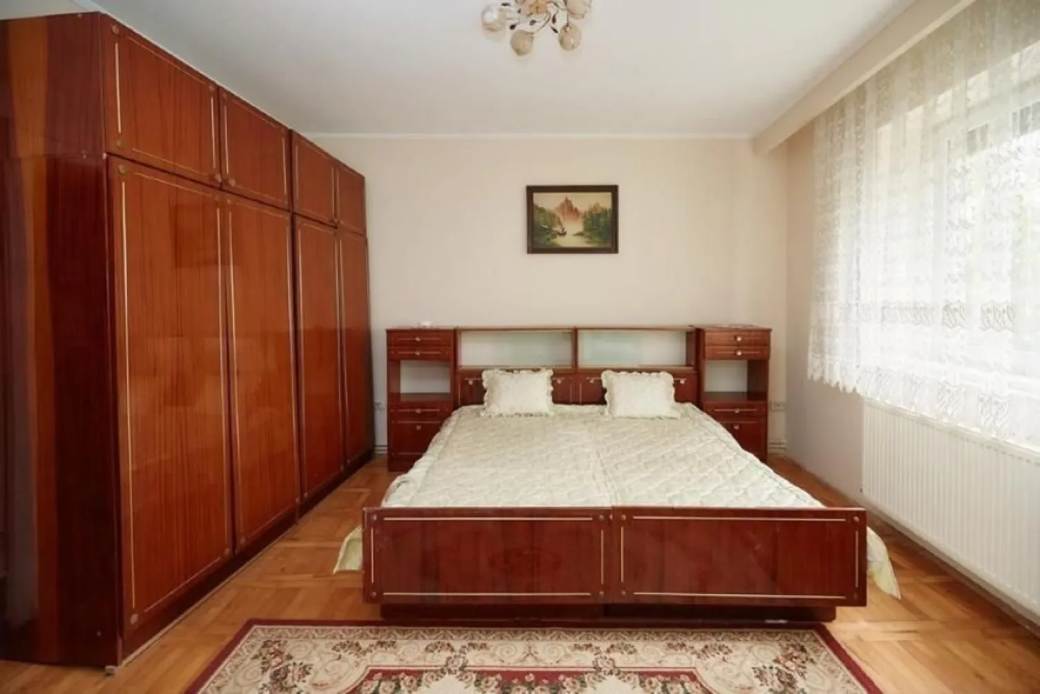 BRASADAS vinde casa individuala zona Careiului. - Agenția imobiliara BRASADAS vinde casa cu potențial ridicat rezidențial sau comercial în zona Careiului. 

Detalii proprietate:
*suprafața utilă 70 mp
*2 camere
*o baie
*bucatarie+cămară
*terasă

Curte și grădină 1000 mp, spațiu generos pentru familie și timp liber.

Dotări :
*geamuri termopan
*centrală pe gaz
*termosemineu pe lemne
*sistem fotovoltaic, care reduce semnificativ costurile energetice.

O locuință întreținută, gata de mutare sau renovare după gust.

Www.brasadas.com.