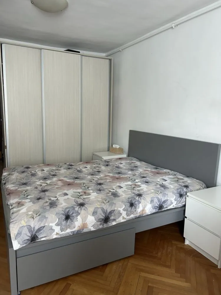 BRASADAS vinde garsoniera pe Ostrovului la etajul 1/4. - Agenția imobiliara BRASADAS vinde garsoniera pe Ostrovului situata la etajul 1/4. 
Locuinta este bine intretinuta si are costuri foarte mici la intretinere.

Dispune de:
• bucatarie mobilata
• baie cu dus
• spatii de depozitare
• pat

Instalatia electrica este complet refacuta
Incalzire prin centrala proprie pe gaz 

Se vinde fara electrocasnice (ramane doar plita care este pe curent)

Www.brasadas.com.