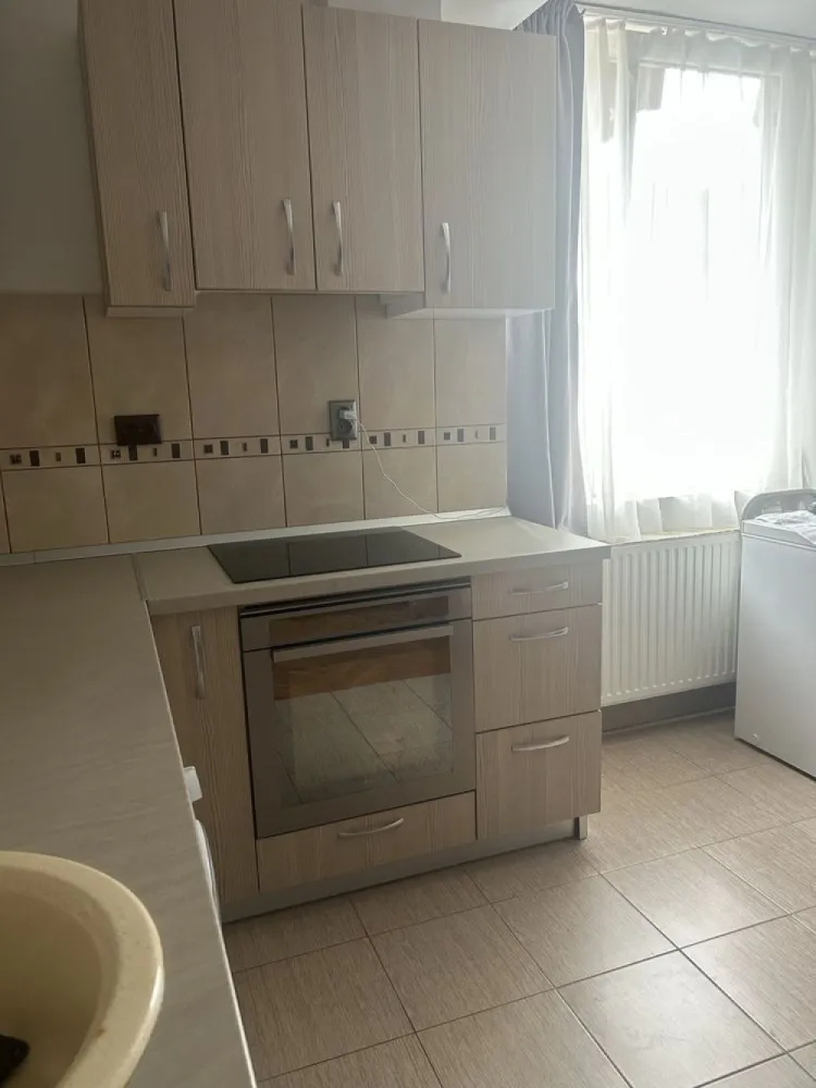 BRASADAS vinde garsoniera pe Ostrovului la etajul 1/4. - Agenția imobiliara BRASADAS vinde garsoniera pe Ostrovului situata la etajul 1/4. 
Locuinta este bine intretinuta si are costuri foarte mici la intretinere.

Dispune de:
• bucatarie mobilata
• baie cu dus
• spatii de depozitare
• pat

Instalatia electrica este complet refacuta
Incalzire prin centrala proprie pe gaz 

Se vinde fara electrocasnice (ramane doar plita care este pe curent)

Www.brasadas.com.