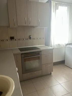 BRASADAS vinde garsoniera pe Ostrovului la etajul 1/4.