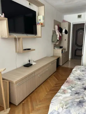 BRASADAS vinde garsoniera pe Ostrovului la etajul 1/4.