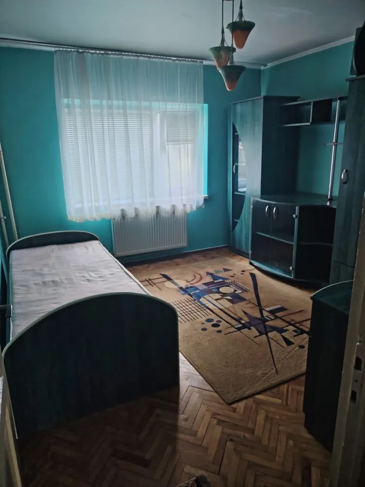 BRASADAS vinde ap 3 cam la PARTER in Carpați 2. - Agenția imobiliara BRASADAS vinde apartament cu 3 camere, decomandat, în Carpați 2, pe strada Cibinului, la parterul unui bloc cu 4 etaje, din cărămidă, având o suprafață utilă de 76 mp.
Compartimentare:
3 camere, 2 băi, Bucătărie, 2 holuri, Debara, Beci la subsol 
Imobilul are ca dotări: geamuri termopan, ușă metalică. Intrarea în scara blocului se face pe bază de interfon. Apartamentul se vinde așa cum se vede în imagini. 
Este ideal pentru uz propriu sau investiție.
Www.brasadas.com.