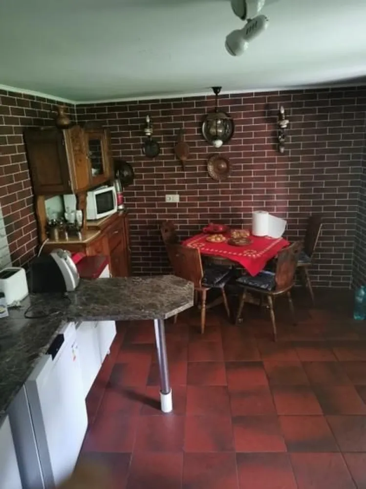 Proprietar vand casa 14 Mai - Proprietar

Vând casă tip P+1, situată într-o zonă liniștită din cartierul 14 Mai.

Imobilul are suprafața de 176 mp, este construit din cărămidă, cu fundație din piatră și beton, având acoperiș din țiglă. 

Proprietatea dispune de teren în suprafață de 507 mp ,cu front stradal generos de 28 m, acces auto în curte și garaj.

Compartimentare casa principala

Parter:

* Living

* Bucătărie 

* Baie

* Hol

* Casa scării

Etaj:

* 2 camere

* Terasa

* Balcon

* Hol

* Casa scării

Compartimentare casa secundara

* Living

* Bucătărie

* Dormitor

* Baie

* Hol

În curte se află un garaj construit din cărămidă, iar utilitățile sunt contorizate individual. Mențiune: partea din față a casei nu este racordată la centrala termică.

Proprietatea include și un beci betonat, uscat, cu suprafața de 22 mp.

Finisaje și dotări:

* gresie și faianță

* parchet din lemn masiv și lamelar, bine întreținut

* geamuri termopan parțial

* centrală termică

* necesită modernizare 

Preț: 129.000 EUR

Pentru informații suplimentare și vizionare, contact direct proprietar la (0745) 313 056.