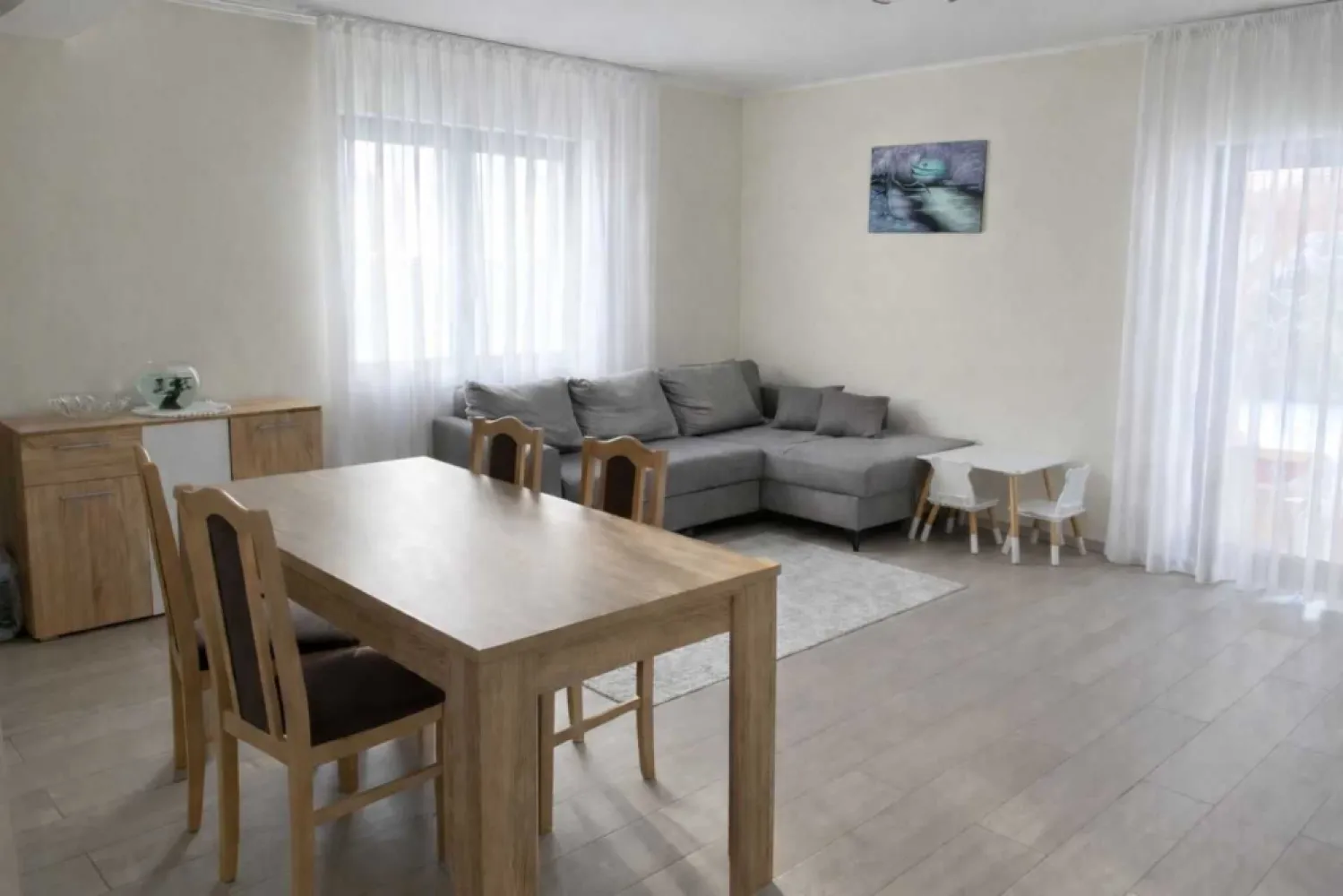Vând casă în Satu Mare, zona Bercu Roșu - Vând casă parter, Drumul Frunzelor, situată aproape de centrul orașului. Terenul are 5 arii. Casa este alcătuită din: hol, living+bucătărie, trei dormitoare, două băi, terasă spațioasă și grătar de grădină. Casa are încălzire în pardoseală.