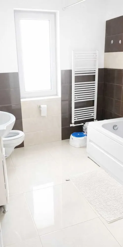 Vând casă în Satu Mare, zona Bercu Roșu - Vând casă parter, Drumul Frunzelor, situată aproape de centrul orașului. Terenul are 5 arii. Casa este alcătuită din: hol, living+bucătărie, trei dormitoare, două băi, terasă spațioasă și grătar de grădină. Casa are încălzire în pardoseală.
