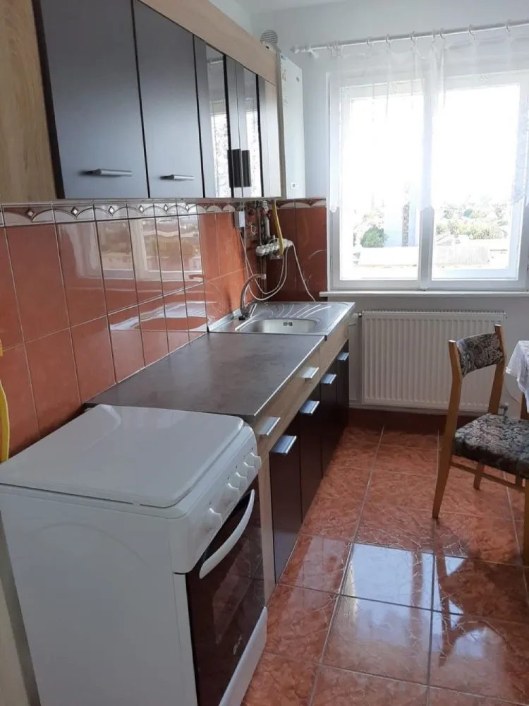 Vand apartament 2 camere - Vand apartament.

2 camere, 1 baie, 1 bucatarie, un balcon, 1 hol mare , 1 hol mic, inclusiv beci.
Toate incaperile au usi si intrari separate.
Microcentrala 
Termopan

Suparafata este de 49,37 m2.

Str. Prahova 20 Bl C/5 etj 8 / ap.34 
Bloc turn cu 10 etaje
Micro 14 vis a vis de spitalul judetean si piata Somes.