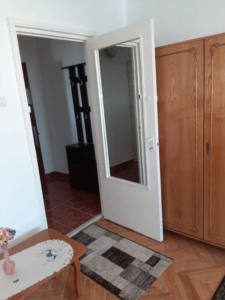 Vand apartament 2 camere - Vand apartament.

2 camere, 1 baie, 1 bucatarie, un balcon, 1 hol mare , 1 hol mic, inclusiv beci.
Toate incaperile au usi si intrari separate.
Microcentrala 
Termopan

Suparafata este de 49,37 m2.

Str. Prahova 20 Bl C/5 etj 8 / ap.34 
Bloc turn cu 10 etaje
Micro 14 vis a vis de spitalul judetean si piata Somes.