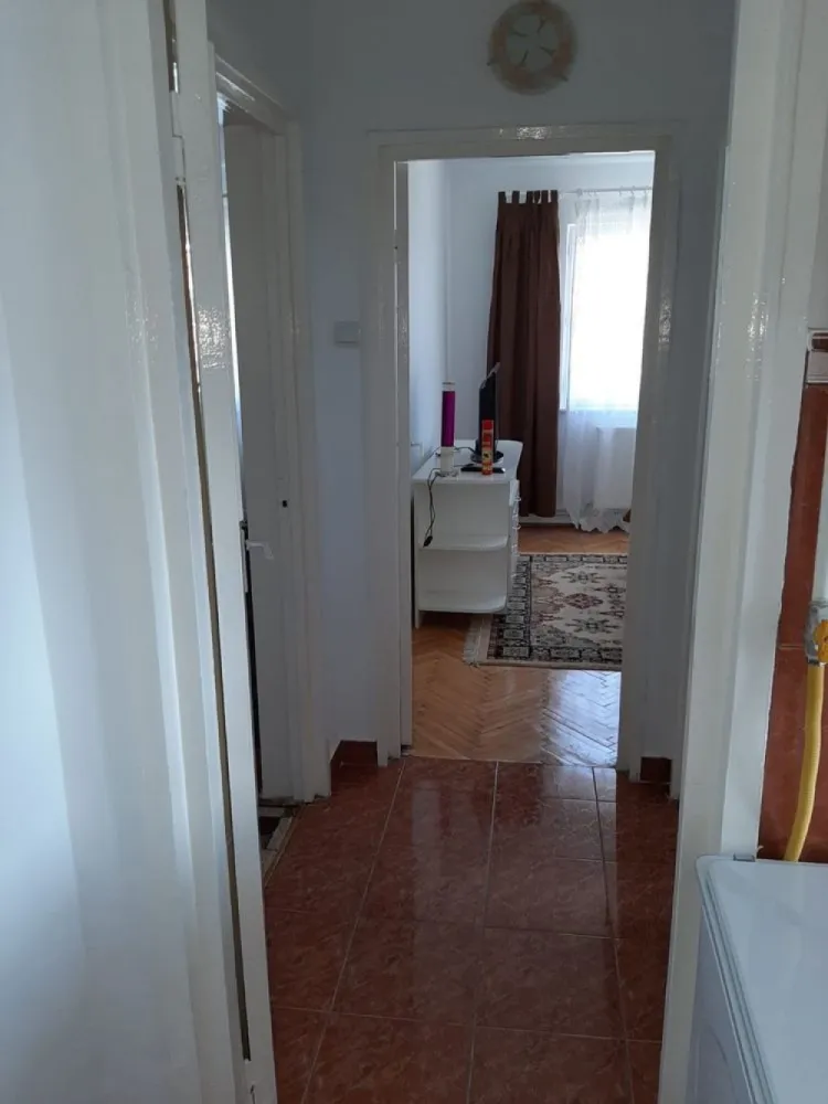 Vand apartament 2 camere - Vand apartament.

2 camere, 1 baie, 1 bucatarie, un balcon, 1 hol mare , 1 hol mic, inclusiv beci.
Toate incaperile au usi si intrari separate.
Microcentrala 
Termopan

Suparafata este de 49,37 m2.

Str. Prahova 20 Bl C/5 etj 8 / ap.34 
Bloc turn cu 10 etaje
Micro 14 vis a vis de spitalul judetean si piata Somes.