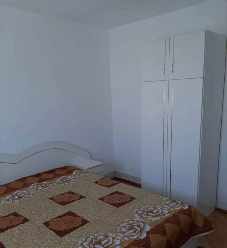 Vand apartament 2 camere - Vand apartament.

2 camere, 1 baie, 1 bucatarie, un balcon, 1 hol mare , 1 hol mic, inclusiv beci.
Toate incaperile au usi si intrari separate.
Microcentrala 
Termopan

Suparafata este de 49,37 m2.

Str. Prahova 20 Bl C/5 etj 8 / ap.34 
Bloc turn cu 10 etaje
Micro 14 vis a vis de spitalul judetean si piata Somes.