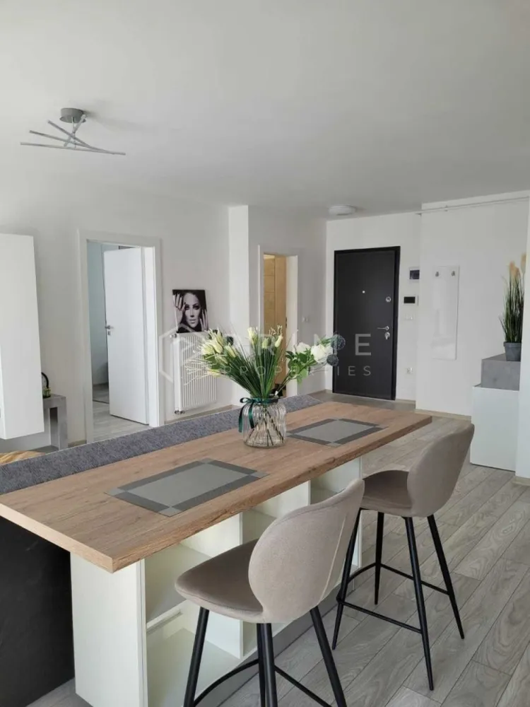 Apartament cu 2 camere de închiriat, cu parcare și boxă – Maurer - Vă propunem spre închiriere un apartament modern cu 2 camere, situat în ansamblul rezidențial Maurer Residence, una dintre cele mai apreciate și sigure zone noi din Târgu Mureș. Proprietatea se distinge prin luminozitate, curățenie impecabilă și o atmosferă primitoare, fiind ideală pentru o persoană sau un cuplu care apreciază un stil de viață ordonat și confortabil.

Compartimentare eficientă și dotări:
Locuința este complet mobilată și utilată, fiind structurată astfel:
Living spațios, luminos și optim mobilat
Dormitor confortabil, amenajat pentru odihnă
Bucătărie complet utilată cu electrocasnice: plită, cuptor, frigider, hotă
Balcon, ideal pentru relaxare

Facilități incluse și avantaje tehnice:

Confort termic: Centrală termică proprie și izolație de înaltă eficiență.
Dotări complete: Mașină de spălat rufe, televizor și spații generoase pentru depozitare.
Anexe incluse în preț: Apartamentul dispune de boxă proprie pentru depozitare suplimentară și de un loc de parcare suprateran rezervat.
Localizare:
Complexul Maurer Residence oferă un standard ridicat de locuire, spații verzi amenajate și acces facil către centre comerciale, stații de transport în comun și principalele puncte de interes ale orașului.

Condiții de închiriere:
Preț chirie: 400 Euro / lună.
Garanție: Echivalentul unei luni de chirie.
Comision: 50% din prima chirie

Promisiunea Prime Properties:
Vă oferim siguranță, transparență și servicii impecabile pe tot parcursul drumului către casa ideală. Dacă această proprietate nu corespunde nevoilor dumneavoastră, lăsați-ne să găsim alternativa potrivită stilului dumneavoastră de viață.

Pentru informații suplimentare și programarea unei vizionări, vă rugăm să ne contactați.