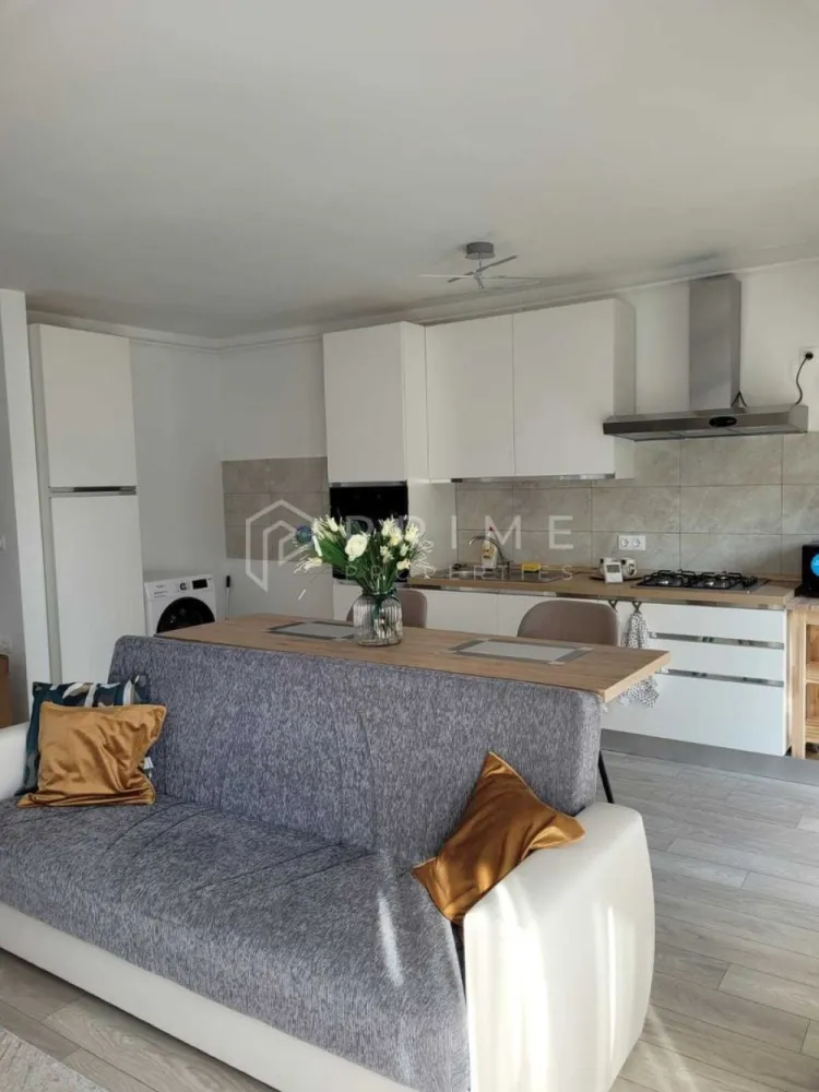 Apartament cu 2 camere de închiriat, cu parcare și boxă – Maurer - Vă propunem spre închiriere un apartament modern cu 2 camere, situat în ansamblul rezidențial Maurer Residence, una dintre cele mai apreciate și sigure zone noi din Târgu Mureș. Proprietatea se distinge prin luminozitate, curățenie impecabilă și o atmosferă primitoare, fiind ideală pentru o persoană sau un cuplu care apreciază un stil de viață ordonat și confortabil.

Compartimentare eficientă și dotări:
Locuința este complet mobilată și utilată, fiind structurată astfel:
Living spațios, luminos și optim mobilat
Dormitor confortabil, amenajat pentru odihnă
Bucătărie complet utilată cu electrocasnice: plită, cuptor, frigider, hotă
Balcon, ideal pentru relaxare

Facilități incluse și avantaje tehnice:

Confort termic: Centrală termică proprie și izolație de înaltă eficiență.
Dotări complete: Mașină de spălat rufe, televizor și spații generoase pentru depozitare.
Anexe incluse în preț: Apartamentul dispune de boxă proprie pentru depozitare suplimentară și de un loc de parcare suprateran rezervat.
Localizare:
Complexul Maurer Residence oferă un standard ridicat de locuire, spații verzi amenajate și acces facil către centre comerciale, stații de transport în comun și principalele puncte de interes ale orașului.

Condiții de închiriere:
Preț chirie: 400 Euro / lună.
Garanție: Echivalentul unei luni de chirie.
Comision: 50% din prima chirie

Promisiunea Prime Properties:
Vă oferim siguranță, transparență și servicii impecabile pe tot parcursul drumului către casa ideală. Dacă această proprietate nu corespunde nevoilor dumneavoastră, lăsați-ne să găsim alternativa potrivită stilului dumneavoastră de viață.

Pentru informații suplimentare și programarea unei vizionări, vă rugăm să ne contactați.