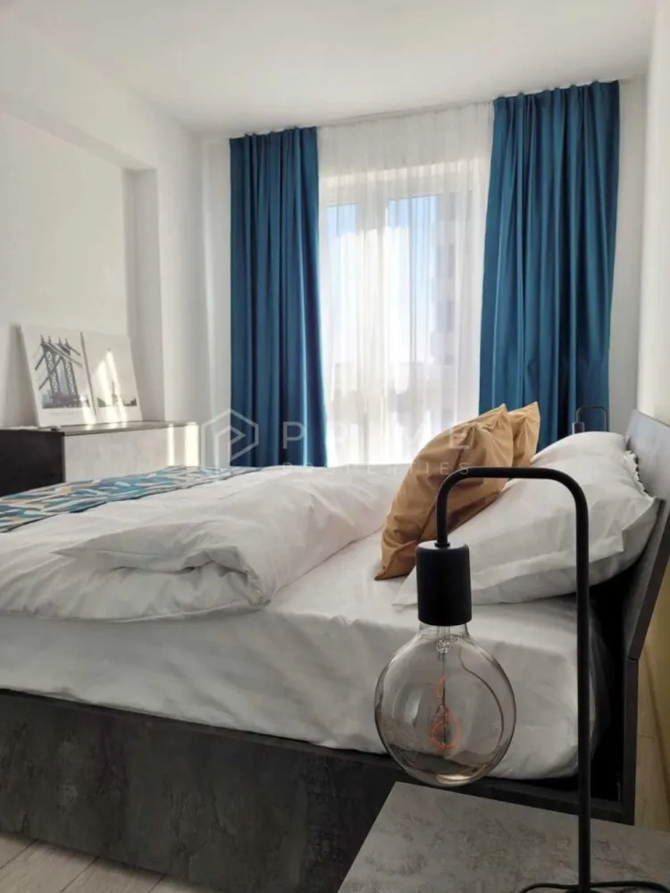 Apartament cu 2 camere de închiriat, cu parcare și boxă – Maurer - Vă propunem spre închiriere un apartament modern cu 2 camere, situat în ansamblul rezidențial Maurer Residence, una dintre cele mai apreciate și sigure zone noi din Târgu Mureș. Proprietatea se distinge prin luminozitate, curățenie impecabilă și o atmosferă primitoare, fiind ideală pentru o persoană sau un cuplu care apreciază un stil de viață ordonat și confortabil.

Compartimentare eficientă și dotări:
Locuința este complet mobilată și utilată, fiind structurată astfel:
Living spațios, luminos și optim mobilat
Dormitor confortabil, amenajat pentru odihnă
Bucătărie complet utilată cu electrocasnice: plită, cuptor, frigider, hotă
Balcon, ideal pentru relaxare

Facilități incluse și avantaje tehnice:

Confort termic: Centrală termică proprie și izolație de înaltă eficiență.
Dotări complete: Mașină de spălat rufe, televizor și spații generoase pentru depozitare.
Anexe incluse în preț: Apartamentul dispune de boxă proprie pentru depozitare suplimentară și de un loc de parcare suprateran rezervat.
Localizare:
Complexul Maurer Residence oferă un standard ridicat de locuire, spații verzi amenajate și acces facil către centre comerciale, stații de transport în comun și principalele puncte de interes ale orașului.

Condiții de închiriere:
Preț chirie: 400 Euro / lună.
Garanție: Echivalentul unei luni de chirie.
Comision: 50% din prima chirie

Promisiunea Prime Properties:
Vă oferim siguranță, transparență și servicii impecabile pe tot parcursul drumului către casa ideală. Dacă această proprietate nu corespunde nevoilor dumneavoastră, lăsați-ne să găsim alternativa potrivită stilului dumneavoastră de viață.

Pentru informații suplimentare și programarea unei vizionări, vă rugăm să ne contactați.