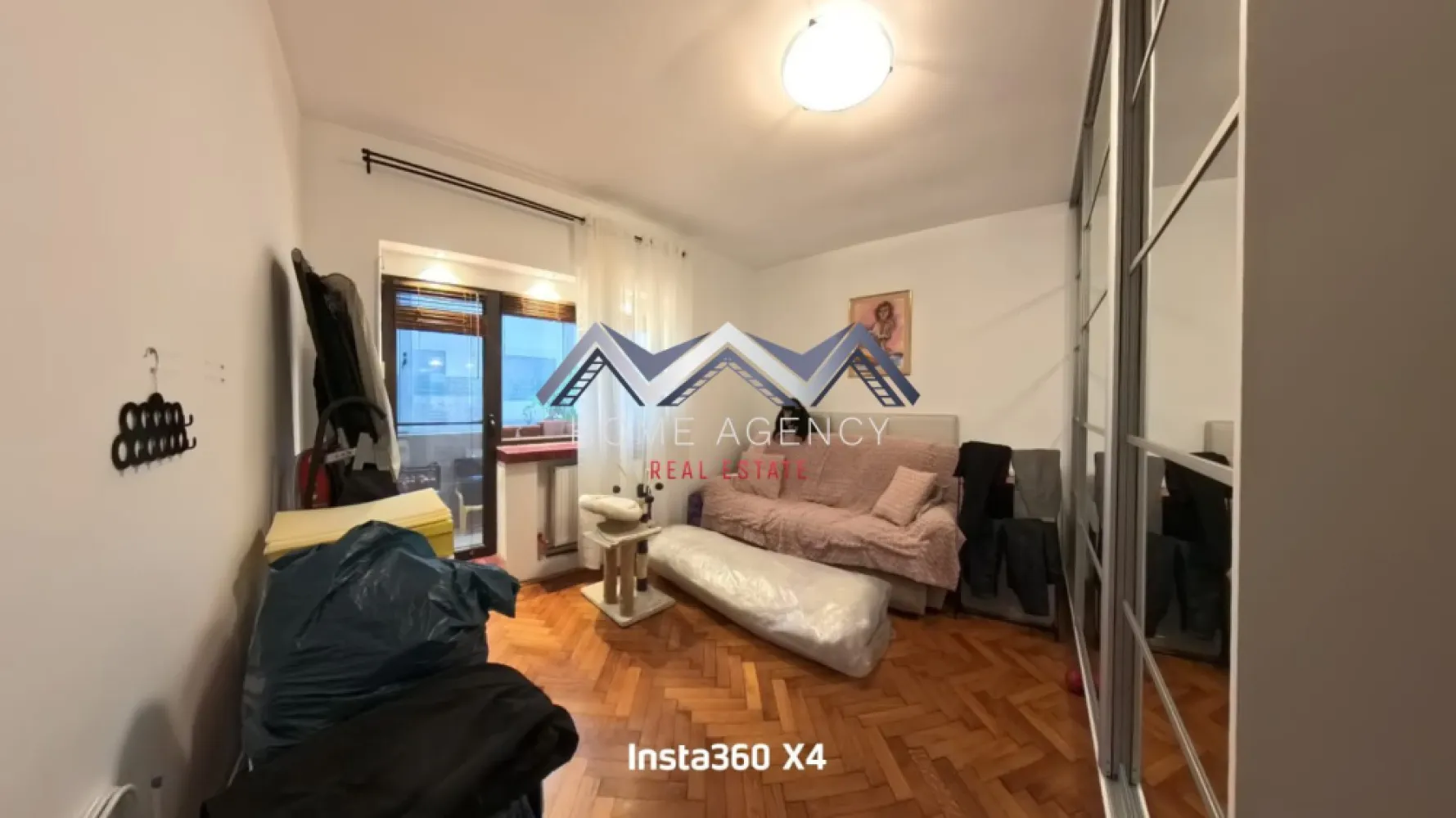 Apartament 3 camere – Ultracentral, Str. Vasile Lascăr - Se oferă spre vânzare un apartament de 3 camere, situat ultracentral, pe strada Vasile Lascăr, la doar 5 minute de Piața Universității și 2 minute de Înalta Curte de Casație și Justiție, într-un imobil cu arhitectură interbelică, construit in 1936, într-o zonă cochetă, elegantă și foarte bine poziționată a Bucureștiului.

Apartamentul se află la etajul 5 din 8 intr-un imobil cu lift și beneficiază de o compartimentare practică, cu camere generoase și luminoase. Are o suprafata totală de 111 mp, suprafață utilă de 93,47 mp și este compus din: cameră (14,92 mp), cameră (14,28 mp), sufragerie dublă (34,40 mp), baie (3,62 mp), wc serviciu (0.99 mp), bucătărie (6,11 mp), debara (2,22 mp), cameră serviciu (3,57 mp), boxă subsol (3.32 mp), un balcon ȋnchis cu aluminiu si sticlă cu vedere la strada principală (9,24 mp), 2 balcoane ȋnchise cu aluminiu si sticla (2,72 mp si 5,75 mp) cu vedere la Colegiul National Spiru Haret și Biserica Oțetari. Apartamentul are ieșire și la scara de serviciu ce permite acces la boxa din subsolul blocului și ȋn curtea interioară a blocului cu liftul de serviciu sau pe scări. 

Apartamentul este bine intretinut, bine izolat termic, dispune de centrala proprie pe gaz (Buderus - in garantie) si instalatie cu tevi de cupru, dotat cu instalatie de aer conditionat (Daikin - in garantie).

Locuința păstrează farmecul clasic, cu parchet din lemn masiv, tavane înalte și o compartimentare eficientă, fiind ideală atât pentru locuit, cât și pentru investiție (închiriere sau birou).

Programează-te acum pentru o vizionare!

Dacă aveți o proprietate de vânzare/închiriere sau sunteți interesați de o proprietate aflată în portofoliul agenției noastre, vă rugăm să ne contactați la numărul de telefon din anunț sau pe adresa de email contact@homeagency.ro.