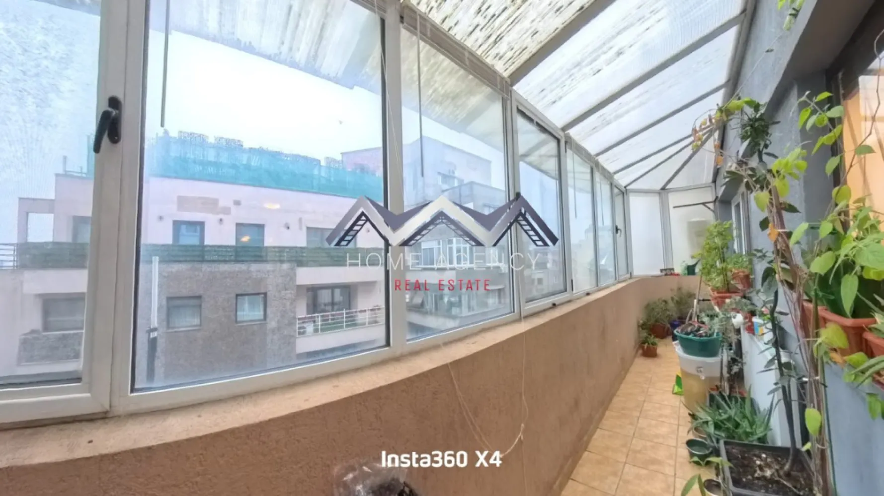 Apartament 3 camere – Ultracentral, Str. Vasile Lascăr - Se oferă spre vânzare un apartament de 3 camere, situat ultracentral, pe strada Vasile Lascăr, la doar 5 minute de Piața Universității și 2 minute de Înalta Curte de Casație și Justiție, într-un imobil cu arhitectură interbelică, construit in 1936, într-o zonă cochetă, elegantă și foarte bine poziționată a Bucureștiului.

Apartamentul se află la etajul 5 din 8 intr-un imobil cu lift și beneficiază de o compartimentare practică, cu camere generoase și luminoase. Are o suprafata totală de 111 mp, suprafață utilă de 93,47 mp și este compus din: cameră (14,92 mp), cameră (14,28 mp), sufragerie dublă (34,40 mp), baie (3,62 mp), wc serviciu (0.99 mp), bucătărie (6,11 mp), debara (2,22 mp), cameră serviciu (3,57 mp), boxă subsol (3.32 mp), un balcon ȋnchis cu aluminiu si sticlă cu vedere la strada principală (9,24 mp), 2 balcoane ȋnchise cu aluminiu si sticla (2,72 mp si 5,75 mp) cu vedere la Colegiul National Spiru Haret și Biserica Oțetari. Apartamentul are ieșire și la scara de serviciu ce permite acces la boxa din subsolul blocului și ȋn curtea interioară a blocului cu liftul de serviciu sau pe scări. 

Apartamentul este bine intretinut, bine izolat termic, dispune de centrala proprie pe gaz (Buderus - in garantie) si instalatie cu tevi de cupru, dotat cu instalatie de aer conditionat (Daikin - in garantie).

Locuința păstrează farmecul clasic, cu parchet din lemn masiv, tavane înalte și o compartimentare eficientă, fiind ideală atât pentru locuit, cât și pentru investiție (închiriere sau birou).

Programează-te acum pentru o vizionare!

Dacă aveți o proprietate de vânzare/închiriere sau sunteți interesați de o proprietate aflată în portofoliul agenției noastre, vă rugăm să ne contactați la numărul de telefon din anunț sau pe adresa de email contact@homeagency.ro.