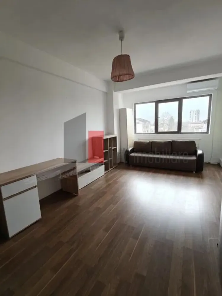 0% Comision, Apartament de vanzare 2 camere, et 3/3, Bucurestii Noi - Comision 0% | Apartament 2 camere de vânzare | Etaj 3/3 | Pod depozitare | Bucureștii Noi

Se oferă spre vânzare un apartament cu 2 camere, semidecomandat, cu o suprafață de 50 mp, situat la etajul 3 al unui imobil construit în anul 2013. Locuința se vinde fără comision pentru cumpărător, este complet mobilată și utilată, fiind pregătită pentru mutare imediată.

Compartimentare

Living primitor și luminos
Dormitor spațios
Bucătărie complet echipată
Hol de acces și baie
Balcon închis pentru confort termic

Dotări și facilități

Centrală termică proprie
Sistem de aer condiționat
Acces la pod pentru depozitare suplimentară
Complet utilat și mobilat modern
Imobil construit recent (2013)

Transport

Stația de metrou Laminorului în apropiere ( 10 minute de mers pe jos )
Linii STB: 95, 476 și 112 în proximitate ( 5 minute de mers pe jos )
Acces rapid către arterele principale ale zonei de Nord

Localizare și puncte de interes

Zona Bucureștii Noi, locație liniștită
Etajul 3 din 3 (fără vecini deasupra)
Acces facil către parcuri și zone verzi
Proximitate față de piețe, supermarketuri și școli

Parcare

Loc de parcare la liber în zona imobilului
Acces facil pentru vizitatori

Alte informații

Comision 0% la achiziție
Acte pregătite pentru vânzare
Eficiență energetică ridicată
Ideal pentru locuință personală sau investiție

Pentru tranzactii cu fonduri proprii pretul se negociaza ferm.

Pentru mai multe detalii sau pentru programarea unei vizionări, vă stăm la dispoziție.