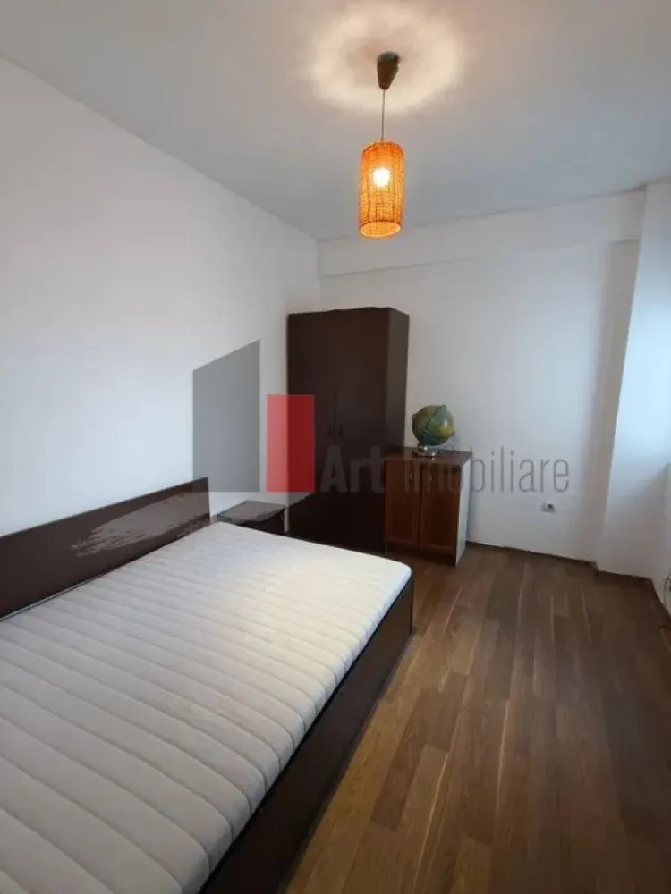 0% Comision, Apartament de vanzare 2 camere, et 3/3, Bucurestii Noi - Comision 0% | Apartament 2 camere de vânzare | Etaj 3/3 | Pod depozitare | Bucureștii Noi

Se oferă spre vânzare un apartament cu 2 camere, semidecomandat, cu o suprafață de 50 mp, situat la etajul 3 al unui imobil construit în anul 2013. Locuința se vinde fără comision pentru cumpărător, este complet mobilată și utilată, fiind pregătită pentru mutare imediată.

Compartimentare

Living primitor și luminos
Dormitor spațios
Bucătărie complet echipată
Hol de acces și baie
Balcon închis pentru confort termic

Dotări și facilități

Centrală termică proprie
Sistem de aer condiționat
Acces la pod pentru depozitare suplimentară
Complet utilat și mobilat modern
Imobil construit recent (2013)

Transport

Stația de metrou Laminorului în apropiere ( 10 minute de mers pe jos )
Linii STB: 95, 476 și 112 în proximitate ( 5 minute de mers pe jos )
Acces rapid către arterele principale ale zonei de Nord

Localizare și puncte de interes

Zona Bucureștii Noi, locație liniștită
Etajul 3 din 3 (fără vecini deasupra)
Acces facil către parcuri și zone verzi
Proximitate față de piețe, supermarketuri și școli

Parcare

Loc de parcare la liber în zona imobilului
Acces facil pentru vizitatori

Alte informații

Comision 0% la achiziție
Acte pregătite pentru vânzare
Eficiență energetică ridicată
Ideal pentru locuință personală sau investiție

Pentru tranzactii cu fonduri proprii pretul se negociaza ferm.

Pentru mai multe detalii sau pentru programarea unei vizionări, vă stăm la dispoziție.