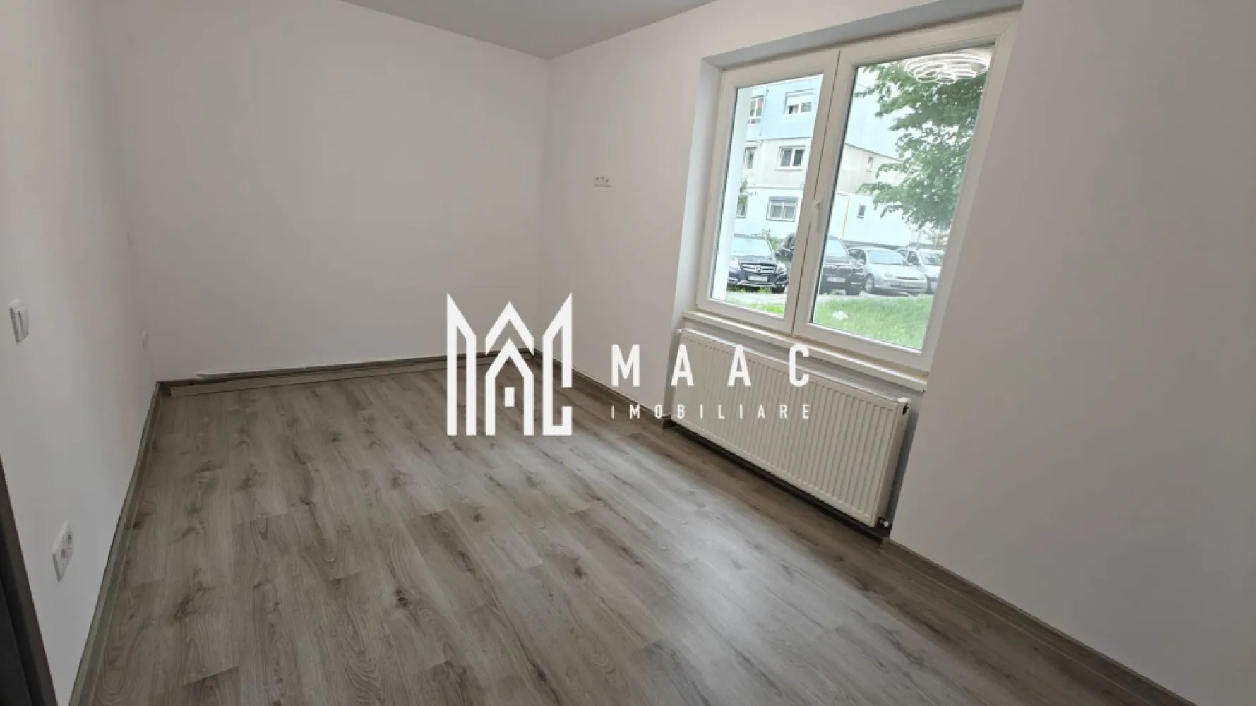 Apartament 2 camere I 43 mpu I Parter I Terezian - MAAC Imobiliare vă propune spre achiziție un apartament cu 2 camere, situat la parterul unui bloc cu 4 etaje, în cartierul Terezian, pe strada Gladiolelor, în Sibiu.

Detalii principale
Suprafață utilă: 43 mp
Compartimentare semidecomandată, eficientă
Living (16,5 mp), dormitor (13 mp)
Bucătărie închisă, spațioasă, cu loc de luat masa
Baie cu geam de aerisire
Debara + cămară și spații de depozitare

 Se predă „la cheie”, complet renovat:
Instalație electrică nouă + iluminat LED
Centrală termică nouă
Termosistem exterior nou (10 cm)
Instalații sanitare refăcute complet
Pereți finisați (glet + lavabil)
Parchet și uși interioare noi
Baie modernă, pregătită pentru mașină de spălat + uscător
Șapă autonivelantă în living

 Locație & avantaje
Poziționare excelentă, zonă liniștită (ferită de trafic)
În imediata apropiere: parc, loc de joacă, școli (nr. 13 și 18), magazine și farmacii
Cartier aerisit, cu spații verzi și acces facil către oraș
Pregătire spațiu verde în fața apartamentului

📞 Pentru mai multe detalii și programarea unei vizionări, menționați telefonic ID-ul anunțului: CP3063719