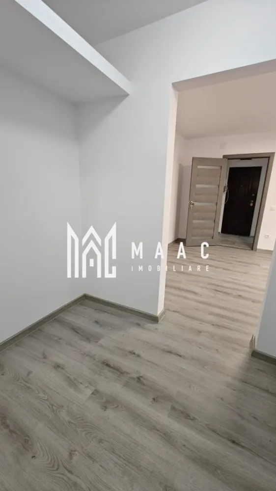 Apartament 2 camere I 43 mpu I Parter I Terezian - MAAC Imobiliare vă propune spre achiziție un apartament cu 2 camere, situat la parterul unui bloc cu 4 etaje, în cartierul Terezian, pe strada Gladiolelor, în Sibiu.

Detalii principale
Suprafață utilă: 43 mp
Compartimentare semidecomandată, eficientă
Living (16,5 mp), dormitor (13 mp)
Bucătărie închisă, spațioasă, cu loc de luat masa
Baie cu geam de aerisire
Debara + cămară și spații de depozitare

 Se predă „la cheie”, complet renovat:
Instalație electrică nouă + iluminat LED
Centrală termică nouă
Termosistem exterior nou (10 cm)
Instalații sanitare refăcute complet
Pereți finisați (glet + lavabil)
Parchet și uși interioare noi
Baie modernă, pregătită pentru mașină de spălat + uscător
Șapă autonivelantă în living

 Locație & avantaje
Poziționare excelentă, zonă liniștită (ferită de trafic)
În imediata apropiere: parc, loc de joacă, școli (nr. 13 și 18), magazine și farmacii
Cartier aerisit, cu spații verzi și acces facil către oraș
Pregătire spațiu verde în fața apartamentului

📞 Pentru mai multe detalii și programarea unei vizionări, menționați telefonic ID-ul anunțului: CP3063719