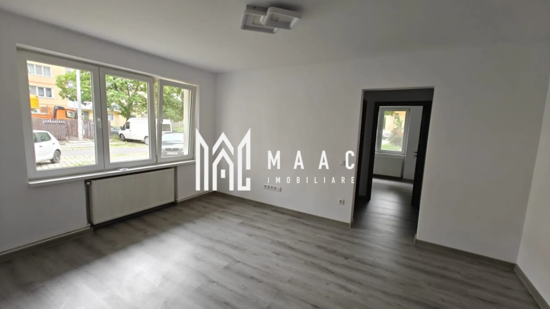 Apartament 2 camere I 43 mpu I Parter I Terezian - MAAC Imobiliare vă propune spre achiziție un apartament cu 2 camere, situat la parterul unui bloc cu 4 etaje, în cartierul Terezian, pe strada Gladiolelor, în Sibiu.

Detalii principale
Suprafață utilă: 43 mp
Compartimentare semidecomandată, eficientă
Living (16,5 mp), dormitor (13 mp)
Bucătărie închisă, spațioasă, cu loc de luat masa
Baie cu geam de aerisire
Debara + cămară și spații de depozitare

 Se predă „la cheie”, complet renovat:
Instalație electrică nouă + iluminat LED
Centrală termică nouă
Termosistem exterior nou (10 cm)
Instalații sanitare refăcute complet
Pereți finisați (glet + lavabil)
Parchet și uși interioare noi
Baie modernă, pregătită pentru mașină de spălat + uscător
Șapă autonivelantă în living

 Locație & avantaje
Poziționare excelentă, zonă liniștită (ferită de trafic)
În imediata apropiere: parc, loc de joacă, școli (nr. 13 și 18), magazine și farmacii
Cartier aerisit, cu spații verzi și acces facil către oraș
Pregătire spațiu verde în fața apartamentului

📞 Pentru mai multe detalii și programarea unei vizionări, menționați telefonic ID-ul anunțului: CP3063719