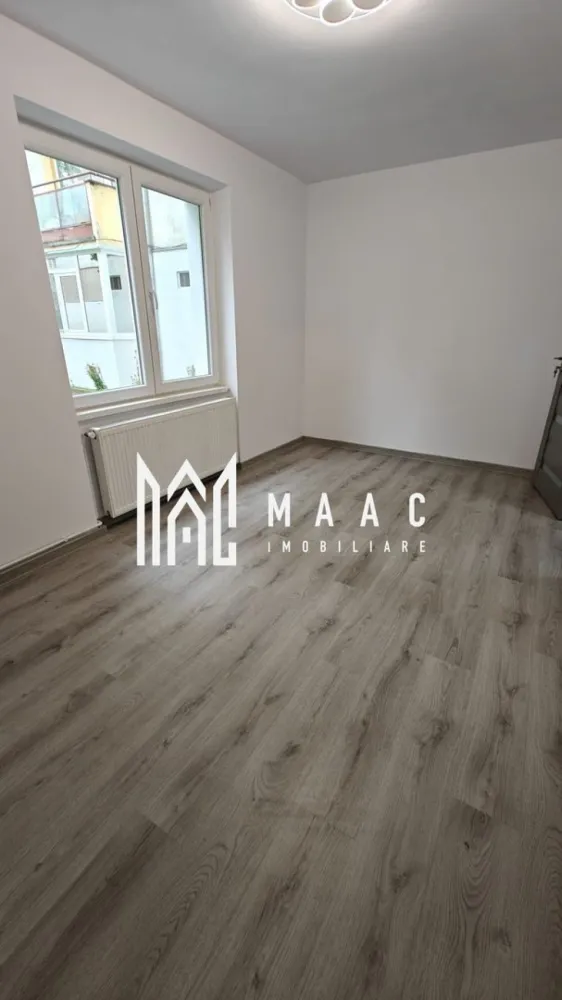Apartament 2 camere I 43 mpu I Parter I Terezian - MAAC Imobiliare vă propune spre achiziție un apartament cu 2 camere, situat la parterul unui bloc cu 4 etaje, în cartierul Terezian, pe strada Gladiolelor, în Sibiu.

Detalii principale
Suprafață utilă: 43 mp
Compartimentare semidecomandată, eficientă
Living (16,5 mp), dormitor (13 mp)
Bucătărie închisă, spațioasă, cu loc de luat masa
Baie cu geam de aerisire
Debara + cămară și spații de depozitare

 Se predă „la cheie”, complet renovat:
Instalație electrică nouă + iluminat LED
Centrală termică nouă
Termosistem exterior nou (10 cm)
Instalații sanitare refăcute complet
Pereți finisați (glet + lavabil)
Parchet și uși interioare noi
Baie modernă, pregătită pentru mașină de spălat + uscător
Șapă autonivelantă în living

 Locație & avantaje
Poziționare excelentă, zonă liniștită (ferită de trafic)
În imediata apropiere: parc, loc de joacă, școli (nr. 13 și 18), magazine și farmacii
Cartier aerisit, cu spații verzi și acces facil către oraș
Pregătire spațiu verde în fața apartamentului

📞 Pentru mai multe detalii și programarea unei vizionări, menționați telefonic ID-ul anunțului: CP3063719