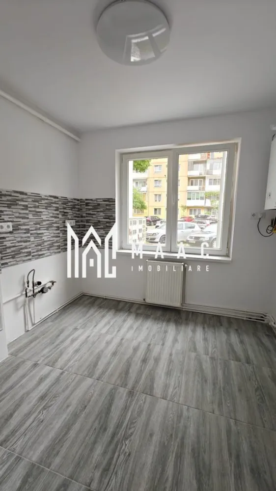 Apartament 2 camere I 43 mpu I Parter I Terezian - MAAC Imobiliare vă propune spre achiziție un apartament cu 2 camere, situat la parterul unui bloc cu 4 etaje, în cartierul Terezian, pe strada Gladiolelor, în Sibiu.

Detalii principale
Suprafață utilă: 43 mp
Compartimentare semidecomandată, eficientă
Living (16,5 mp), dormitor (13 mp)
Bucătărie închisă, spațioasă, cu loc de luat masa
Baie cu geam de aerisire
Debara + cămară și spații de depozitare

 Se predă „la cheie”, complet renovat:
Instalație electrică nouă + iluminat LED
Centrală termică nouă
Termosistem exterior nou (10 cm)
Instalații sanitare refăcute complet
Pereți finisați (glet + lavabil)
Parchet și uși interioare noi
Baie modernă, pregătită pentru mașină de spălat + uscător
Șapă autonivelantă în living

 Locație & avantaje
Poziționare excelentă, zonă liniștită (ferită de trafic)
În imediata apropiere: parc, loc de joacă, școli (nr. 13 și 18), magazine și farmacii
Cartier aerisit, cu spații verzi și acces facil către oraș
Pregătire spațiu verde în fața apartamentului

📞 Pentru mai multe detalii și programarea unei vizionări, menționați telefonic ID-ul anunțului: CP3063719