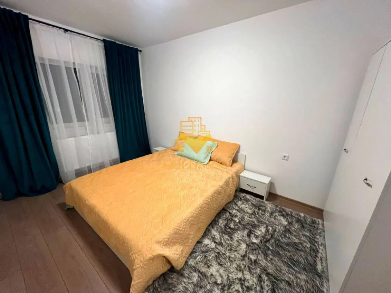 2 camere, Parcare, Zona Tineretului, Floresti, Muzeul Apei, Somesului - GOLDNESS Imobiliare vă propune spre închiriere un apartament cu 2 camere open-space complet mobilat și utilat, la etajul 2 într-un imobil de 4 etaje, în Floresti, strada Tineretului, nr 20-22. 
Dispune de loc de parcare exterioara!

Apartamentul este compartimentat astfel:
 - dormitor cu pat matrimonial, dressing, noptiere
 - living cu bucatarie open-space complet utilată, canapea extensibilă, loc de servit masa 
 - baie cu vana, calorifer port prosop inox și dulap pentru depozitare.
 - terasa de 8 mp.

Imobilul este dotat cu toate cele necesare- centrală proprie, mașină de spălat haine, frigider, aragaz, hotă, etc. 
Se află în apropierea stațiilor de transport în comun, magazine, restaurante, spații verzi, farmacii, etc. 

Dacă sunteți interesați de acest apartament și doriți să îl vizionați, dar și pentru alte oferte sau detalii nu ezitați să ne contactați telefonic sau prin e-mail. Vă stăm la dispoziție!
Pentru intermediere se percepe un comision de 50% din prețul chiriei!