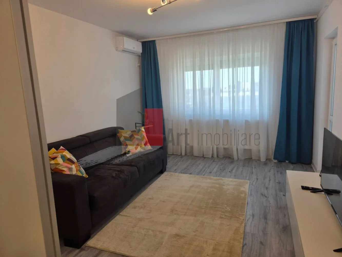 Garsoniera de inchiriat-Mihai Bravu-Dristor-Baba Novac-Decebal - Garsonieră de inchiriat, cocheta renovata de la zero, cu bucatarie inchisa, balcon inchis, este mobilata si utilata complet: AC, plită gaz, cuptor electric, masina de spălat, frigider, mai multe spatii de depozitare. Situată pe Sos.Mihai Bravu, la etajul 10 din 10, intr un bloc reabilitat termic. Distanța pana la metrou Dristor este de 5 min. Pretul chiriei este de 400 euro pe luna plus o luna garanție.