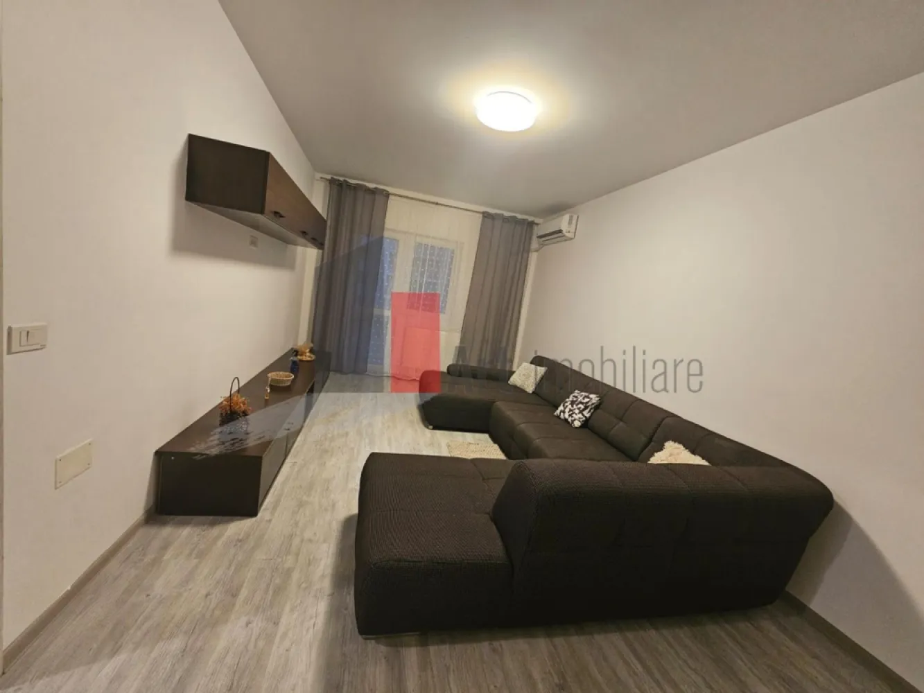 Apartament cu 2 camere-Aparatorii Patriei-Metalurgiei-centrala+loc parcare - Apartament cu 2 camere de inchiriat, in complexul rezidential The Grand Kristal Residence City Metalurgiei. In apropiere exista parcul Tudor Arghezi, terenuri de fotbal, baschet si handbal, hipermarketuri, Grand Arena, etc. Etaj 3 din 7 cu doua lifturi mari, cu bucatarie inchisa, balcon deschis. Bloc construit in 2021. Prima inchiriere dupa zugravire. Loc parcare inclus (se achita extra). Masina de spalat automata Samsung, Masina de spalat vase Whirlpool, aer conditionat Beko, etc. Intretinerea vine in jur de 150 lei pe luna. Curentul este la Hidroelectrica, deci e cel mai mic pret de pe piata. In complex exista magazine, farmacii, salon infrumusetare, etc. Disponibil de azi. Se face contract la ANAF. Se fac 15 minute de mers pe jos pana la statia de metrou Dimitrie Leonida.