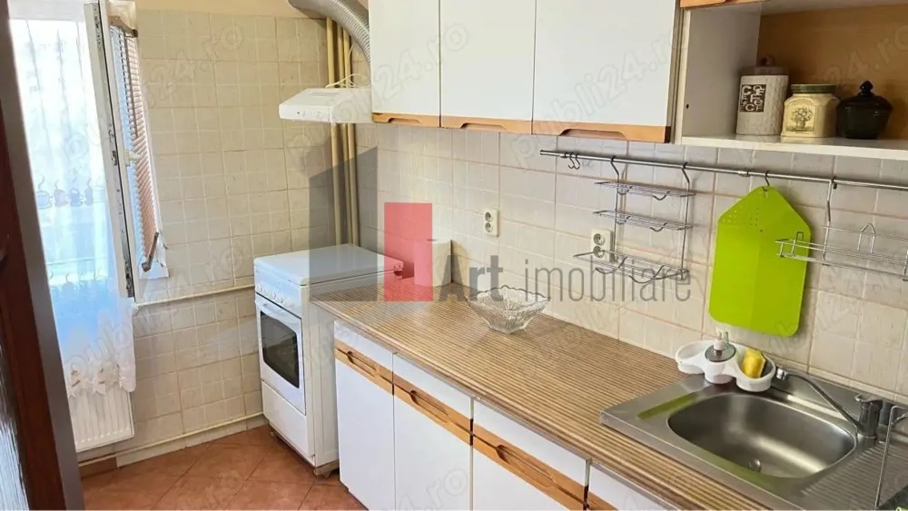 APARTAMENT 2 CAMERE SEBASTIAN- COBADIN - Va prezentam spre vanzare un apartament de 2 camere decomandat situat in zona Sebastian
 in suprafata de totala de 62mp impreuna cu balconul , la etul 2 din 8.
 Un living spatios, un dormitor luminos, bucatarie inchisa, baie si multe spatii de depozitare.
 Comfortul termic se realizeaza in sistem centralizat, prin punct local de distributie , reteaua 
 fiind modernizata in 2025
 Pentru mai multe imformatii sau vizuionare sunati la 0722 371 033.