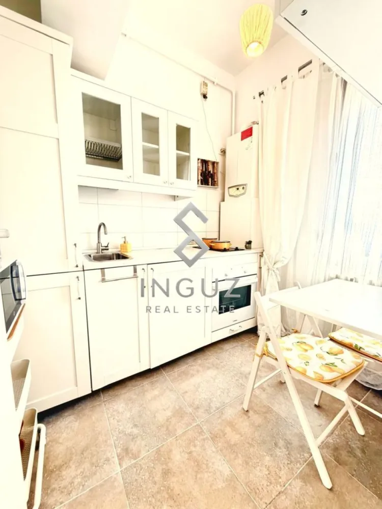PRIMA ÎNCHIRIERE DUPĂ RENOVARE – Studio Premium New City Residence - PRIMA ÎNCHIRIERE DUPĂ RENOVARE | Studio Premium – New City Residence – Dristor ⬇️ العربية بالأسفل ⬇️

DIRECT PROPRIETAR | Comision agenție: 50%

Descoperă un studio elegant și complet renovat, situat în prestigiosul complex New City Residence 2018, la doar 6 minute de metrou Dristor. Un spațiu modern, luminos și atent amenajat, inspirat din atmosfera relaxantă a coastei Amalfi, perfect pentru cei care își doresc confort, stil și acces rapid către orice punct important al orașului.

Localizare excelentă:
• Bd. Mihai Bravu – intersecție cu Dristor
• 30 secunde până la stația de tramvai
• 6 minute până la metrou Dristor
• 1 minut Kaufland
• Acces imediat la KFC, Mesopotamia, Pepco, Jysk, DM, Takko, Deichmann și alte magazine/restaurante

Despre apartament:
• Studio 34 mp
• Etaj 2 din 12
• Prima închiriere după renovare completă – Mai 2026
• Mobilat și utilat complet, inclusiv decorațiuni exact ca în imagini
• Atmosferă premium și foarte primitoare

Renovări & Dotări Premium:
• Gresie și faianță noi în baie și bucătărie
• Obiecte sanitare complet noi
• Zugrăvit integral
• Jaluzele exterioare din aluminiu pentru confort termic și liniște
• Plase de țânțari
• Saltea nouă
• Centrală proprie cu termostat
• Aer condiționat
• Plită pe inducție
• Cuptor electric + cuptor cu microunde
• Frigider încorporat
• Espressor DeLonghi cu funcție de măcinare boabe
• Mașină de spălat rufe

Facilități bloc:
• Hol modern renovat recent
• 2 lifturi
• Supraveghere video 24/24

Vecinătăți:
InCity Residence, Baba Novac, Mall Vitan, ParkLake, Parc IOR, Piața Muncii, Decebal, Alba Iulia, Nerva Traian, Vitan Residence.

Animalele de companie nu sunt permise.

أول إيجار بعد تجديد كامل | ستوديو فاخر – New City Residence – Dristor

من المالك مباشرة | عمولة المكتب 50٪

فرصة مميزة لاستئجار ستوديو حديث وفاخر داخل مجمع New City Residence 2018، على بعد 6 دقائق فقط من مترو Dristor. تصميم أنيق وأجواء مستوحاة من ساحل Amalfi الإيطالي، ليمنحك شعور الراحة والفخامة يوميًا.

موقع ممتاز:
• Mihai Bravu – تقاطع Dristor
• 30 ثانية من محطة الترام
• 6 دقائق من مترو Dristor
• دقيقة واحدة من Kaufland
• قريب جدًا من جميع الخدمات والمطاعم والمحلات التجارية

تفاصيل الشقة:
• ستوديو 34 متر مربع
• الطابق 2 من 12
• أول إيجار بعد تجديد كامل – مايو 2026
• مفروش ومجهز بالكامل مع جميع الديكورات كما في الصور
• تصميم عصري وأجواء راقية جدًا

التجهيزات والمميزات:
• سيراميك وتجديد كامل للمطبخ والحمام
• جميع الأدوات الصحية جديدة
• دهان كامل للشقة
• ستائر ألمنيوم خارجية لعزل ممتاز وراحة أثناء النوم
• شبك للحشرات
• مرتبة جديدة
• تدفئة مركزية خاصة مع ترموستات
• تكييف
• موقد Induction
• فرن كهربائي + ميكروويف
• ثلاجة مدمجة
• ماكينة قهوة DeLonghi مع طحن البن
• غسالة ملابس

مميزات المبنى:
• مدخل حديث وفخم
• مصعدين
• كاميرات مراقبة 24/24

غير مسموح بالحيوانات الأليفة.

Inguz Real Estate
📱 +40 774 017 567
📱 +40 724 922 092
✉️ info.inguzrealestate.com