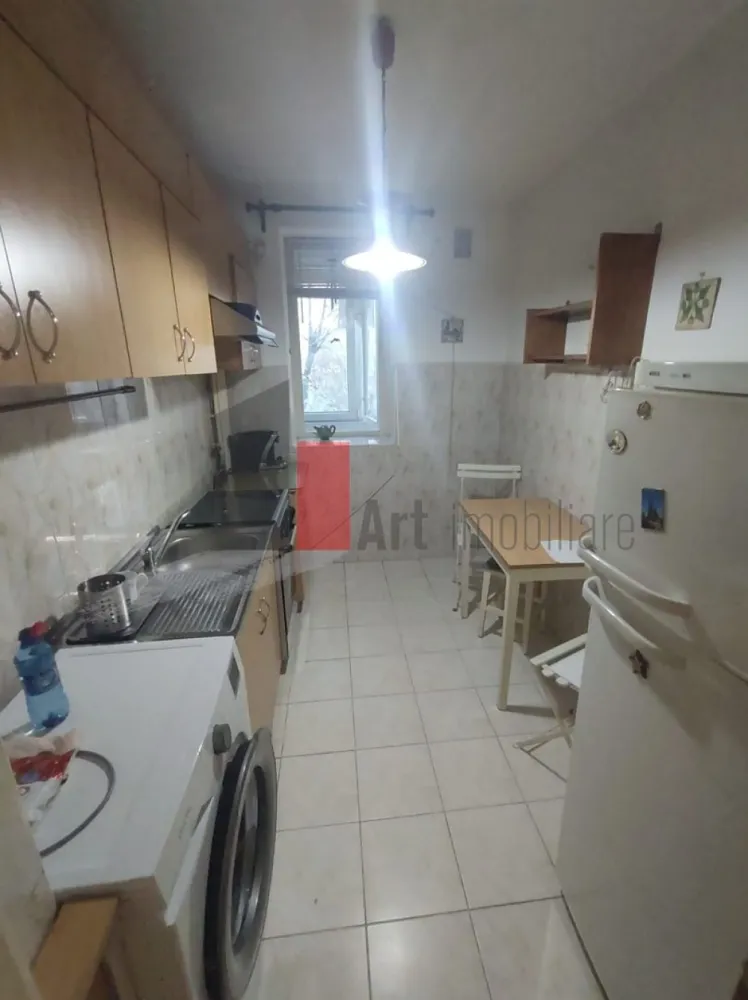 Vânzare apartament 3 camere Bd. Obregia - Pța Străduinței - Vă prezint spre achiziție un apartament decomandat de 3 camere, luminos, pretabil atât pentru locuit, cât și ca investiție, pentru închiriat.
Apartamentul este situat la etajul 3/10. Deși imobilul nu este încă izolat termic, proprietarii au schimbat geamurile cu unele termopan. Locuința este contorizată la gaz, fiind trasă țeavă de gaz în bucătărie, ceea ce facilitează instalarea unei centrale termice.
În apartament sunt spații generoase de depozitare.
Baia a fost complet renovată.
Apartamentul se poate preda mobilat și utilat, ca în poze. 

În apropiere sunt Creșa Degețica, Școlile 108 și 194, Liceul Octav Onicescu, Piața Berceni Sud. Stația de metrou Piața Sudului și Sun Plaza, respectiv Grand Arena, Hornbach sunt la 10 minute de mers cu mijloacele de transport.
Actele sunt pregătite.
Imobilul nu este încadrat în nici o clasă de risc sau de urgență.

Pentru informații și programarea unei vizionări vă stau cu drag la dispoziție!