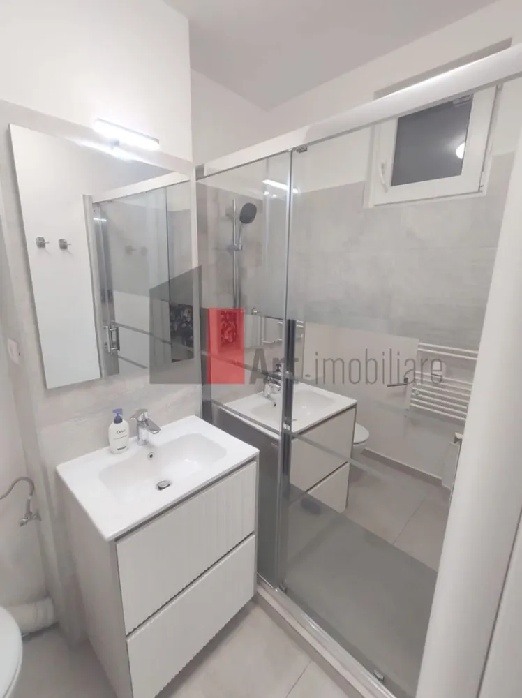 Vânzare apartament 3 camere Bd. Obregia - Pța Străduinței - Vă prezint spre achiziție un apartament decomandat de 3 camere, luminos, pretabil atât pentru locuit, cât și ca investiție, pentru închiriat.
Apartamentul este situat la etajul 3/10. Deși imobilul nu este încă izolat termic, proprietarii au schimbat geamurile cu unele termopan. Locuința este contorizată la gaz, fiind trasă țeavă de gaz în bucătărie, ceea ce facilitează instalarea unei centrale termice.
În apartament sunt spații generoase de depozitare.
Baia a fost complet renovată.
Apartamentul se poate preda mobilat și utilat, ca în poze. 

În apropiere sunt Creșa Degețica, Școlile 108 și 194, Liceul Octav Onicescu, Piața Berceni Sud. Stația de metrou Piața Sudului și Sun Plaza, respectiv Grand Arena, Hornbach sunt la 10 minute de mers cu mijloacele de transport.
Actele sunt pregătite.
Imobilul nu este încadrat în nici o clasă de risc sau de urgență.

Pentru informații și programarea unei vizionări vă stau cu drag la dispoziție!