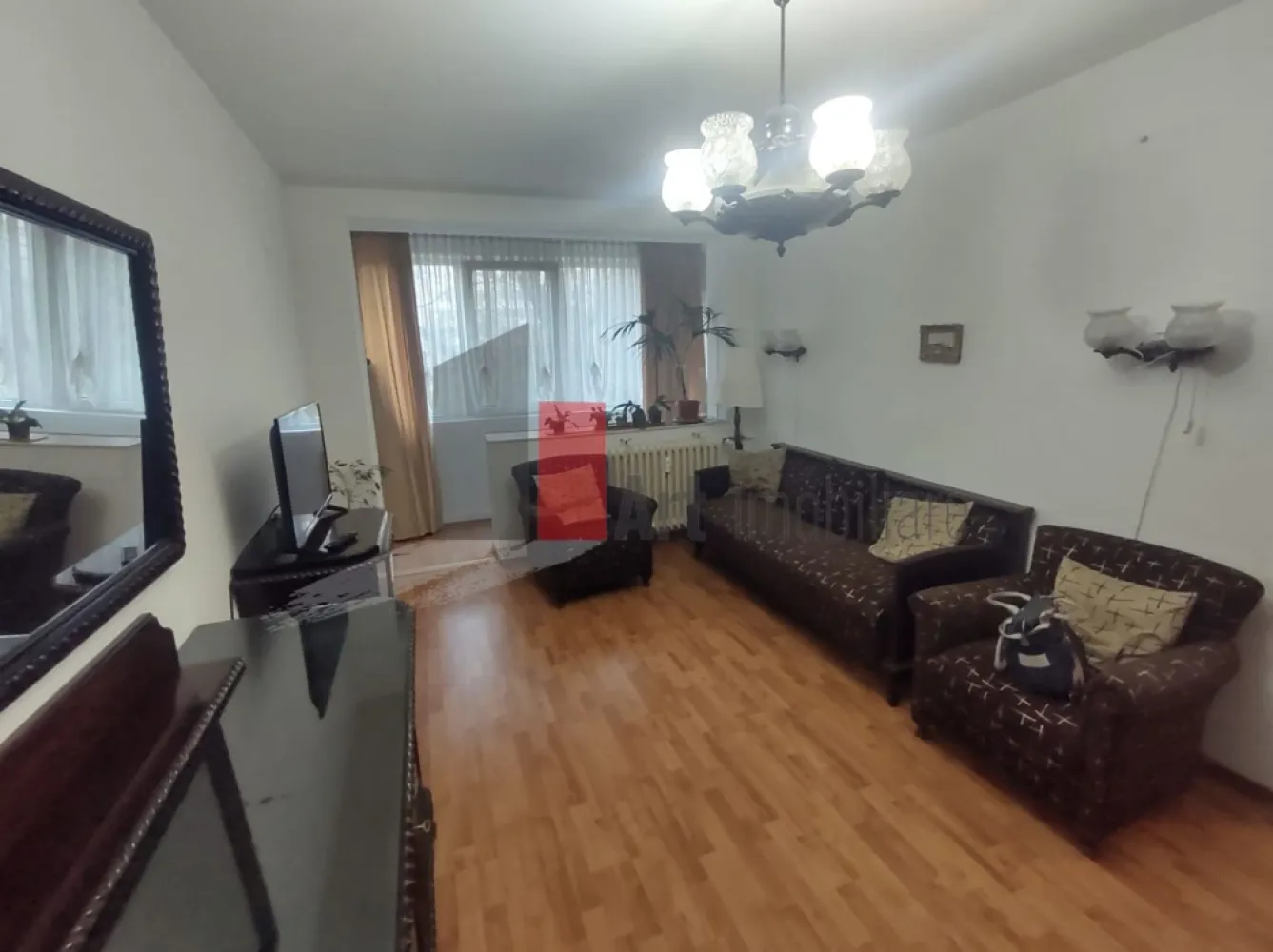 Vânzare apartament 3 camere Bd. Obregia - Pța Străduinței - Vă prezint spre achiziție un apartament decomandat de 3 camere, luminos, pretabil atât pentru locuit, cât și ca investiție, pentru închiriat.
Apartamentul este situat la etajul 3/10. Deși imobilul nu este încă izolat termic, proprietarii au schimbat geamurile cu unele termopan. Locuința este contorizată la gaz, fiind trasă țeavă de gaz în bucătărie, ceea ce facilitează instalarea unei centrale termice.
În apartament sunt spații generoase de depozitare.
Baia a fost complet renovată.
Apartamentul se poate preda mobilat și utilat, ca în poze. 

În apropiere sunt Creșa Degețica, Școlile 108 și 194, Liceul Octav Onicescu, Piața Berceni Sud. Stația de metrou Piața Sudului și Sun Plaza, respectiv Grand Arena, Hornbach sunt la 10 minute de mers cu mijloacele de transport.
Actele sunt pregătite.
Imobilul nu este încadrat în nici o clasă de risc sau de urgență.

Pentru informații și programarea unei vizionări vă stau cu drag la dispoziție!