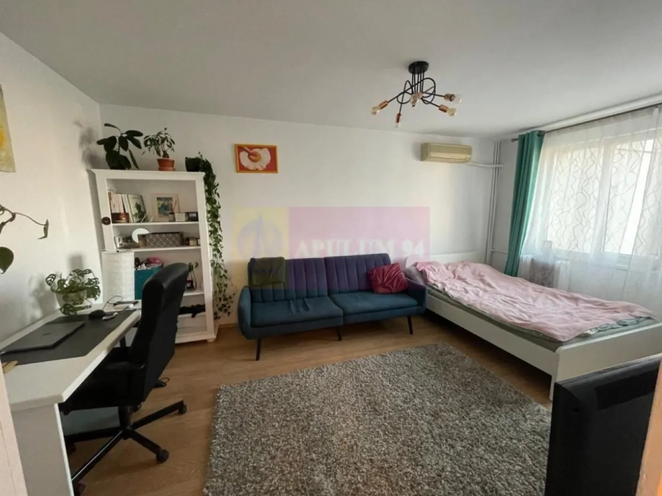 Garsoniera Dorobanti- Liceul Caragiale. - Compania imobiliara Apulum 94 va propune spre inchiriere o garsoniera situata pe Cal Dorobanti - stradal, in apropiere de liceul Caragiale. 
Garsoniera este situata la etajul 5, este decomadata, si are 37 mp utili. 
Este renovata, cu gresie, faianta, parchet, termopan si este mobilata si utilata. 
Zona este foarte usor accesibila, avand in apropiere metrou, statie stb, parc, gradinita, scoala.
Pentru vizionare si mai multe detalii nu ezitati sa ma contactati pe nr 0733683446- Laura Ionescu.